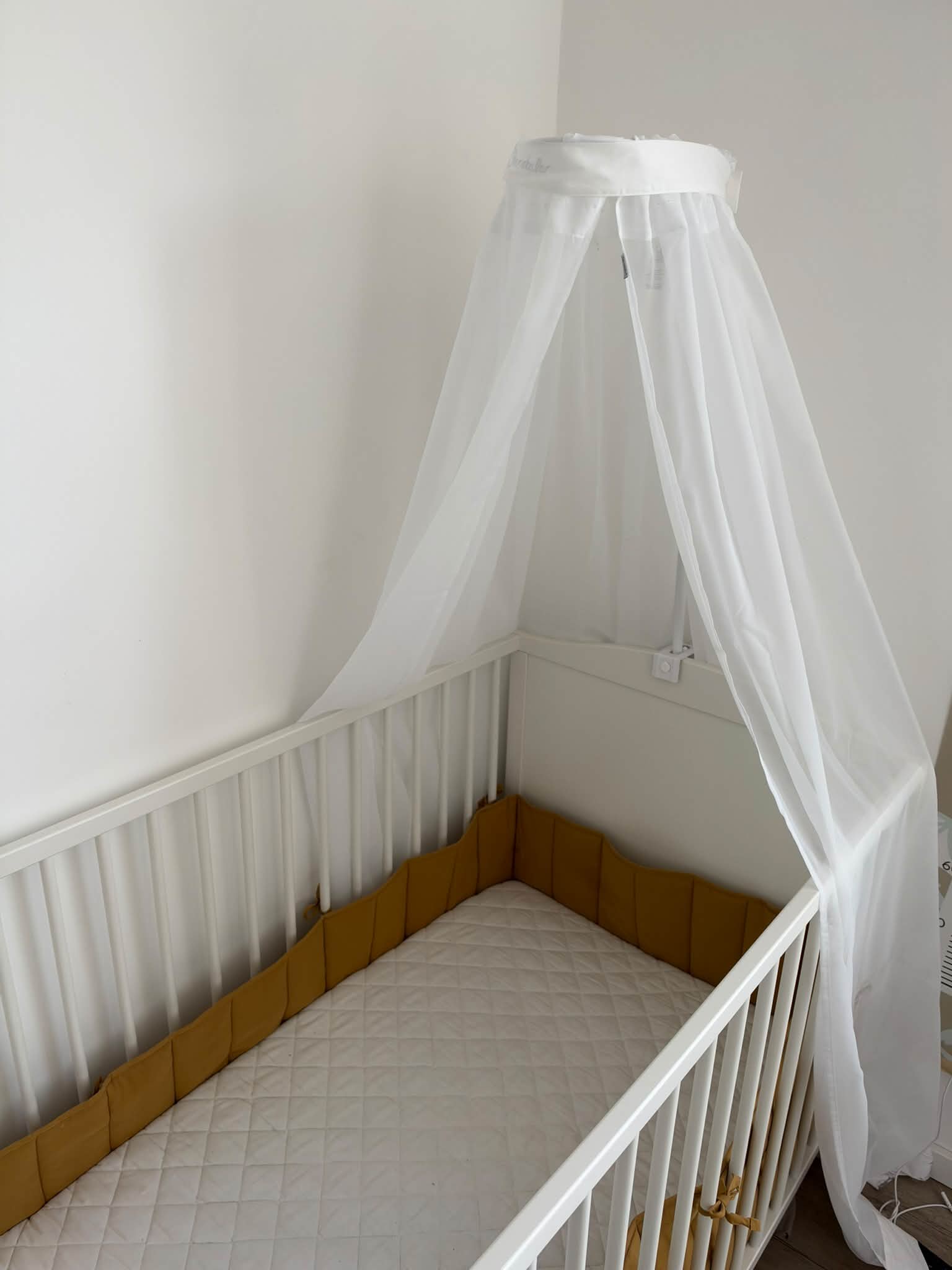 Abzugeben ist ein IKEA Bett im sehr guten Zustand, da es eher als Ersatz selten zum Einsatz kam. Mit dabei sind Matratze, Himmel und Bett Umrandung. Alles im sehr guten Zustand Wir