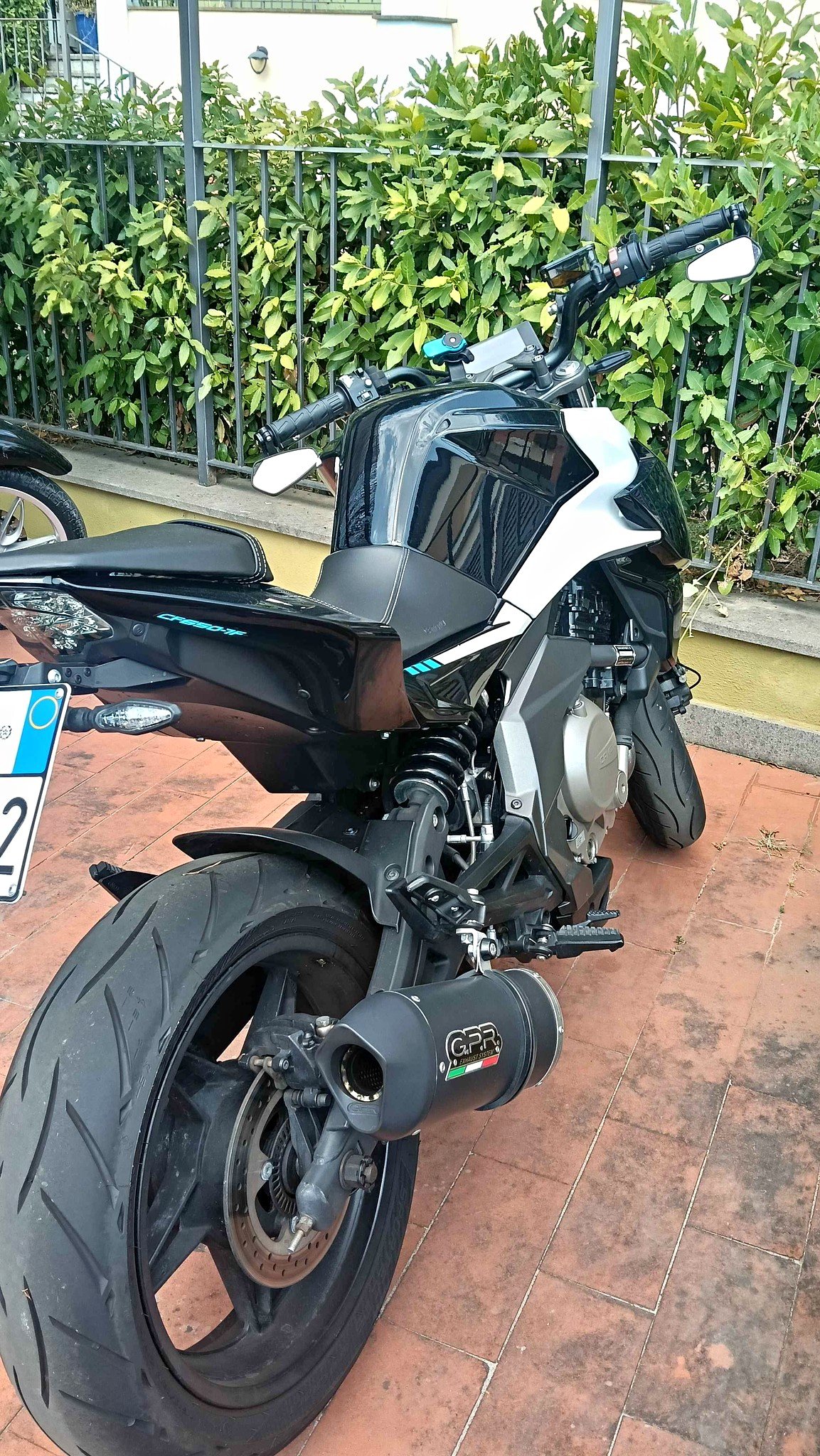 Copriradiatore Per CFMOTO 650 NK (2020-2023) - Acciaio Inox Verniciato, Design Con Logo Nero, Montaggio Originale