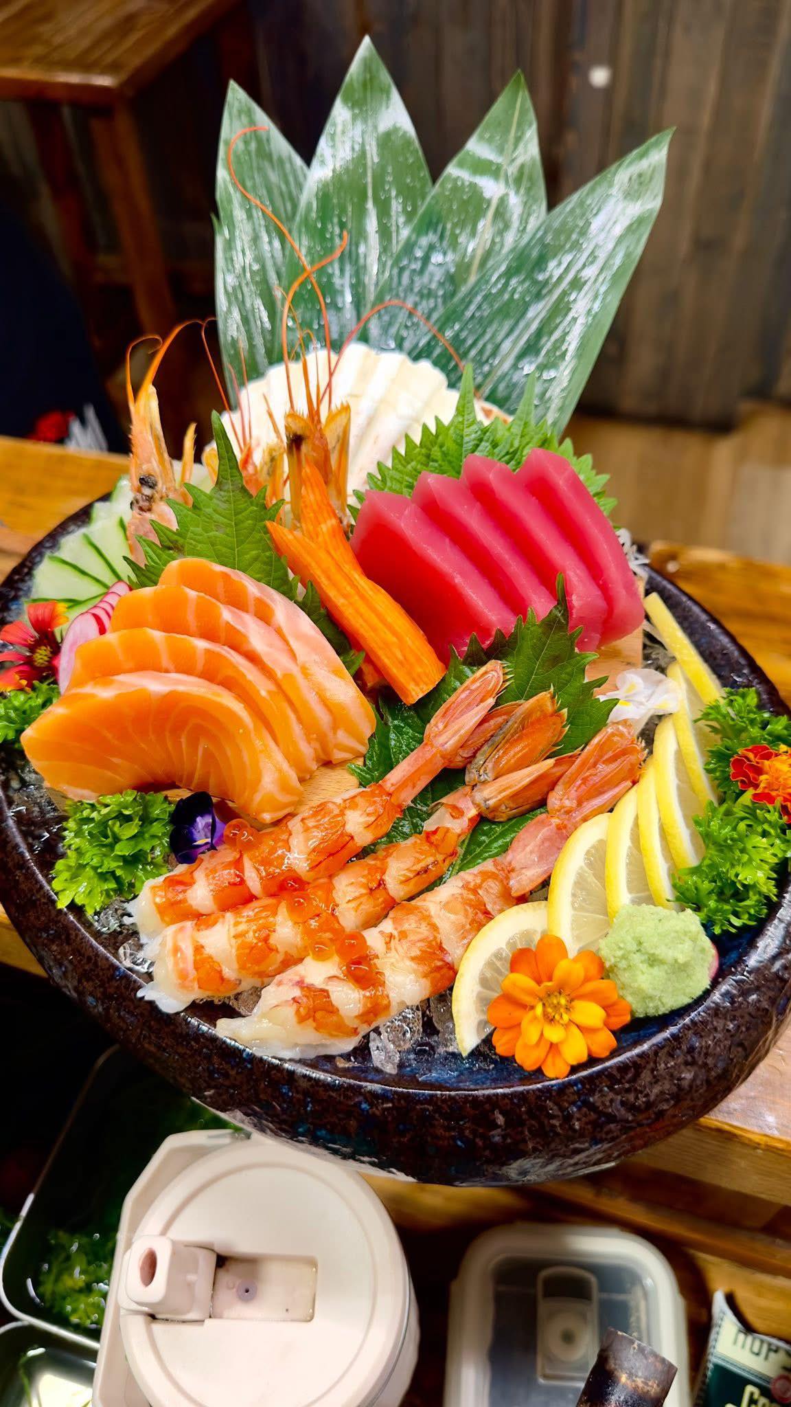 KANJI 刺身 (さしみ / Sashimi) – Sliced raw fish
