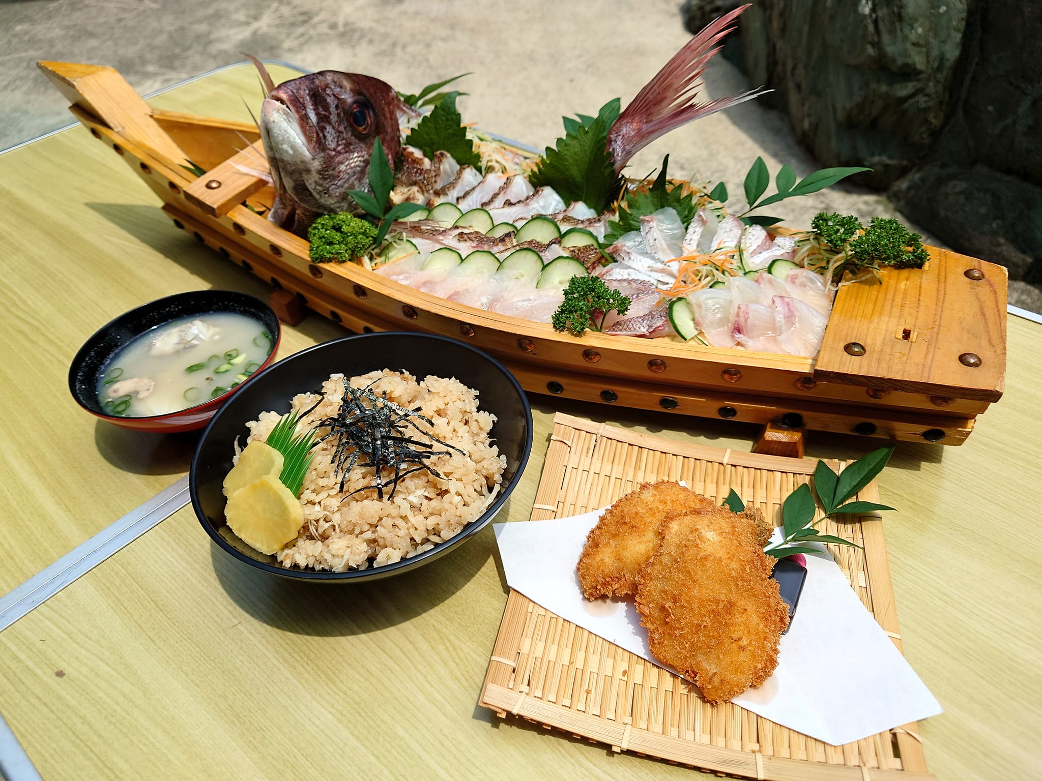 海鮮 料理 屋台 琴 白丸