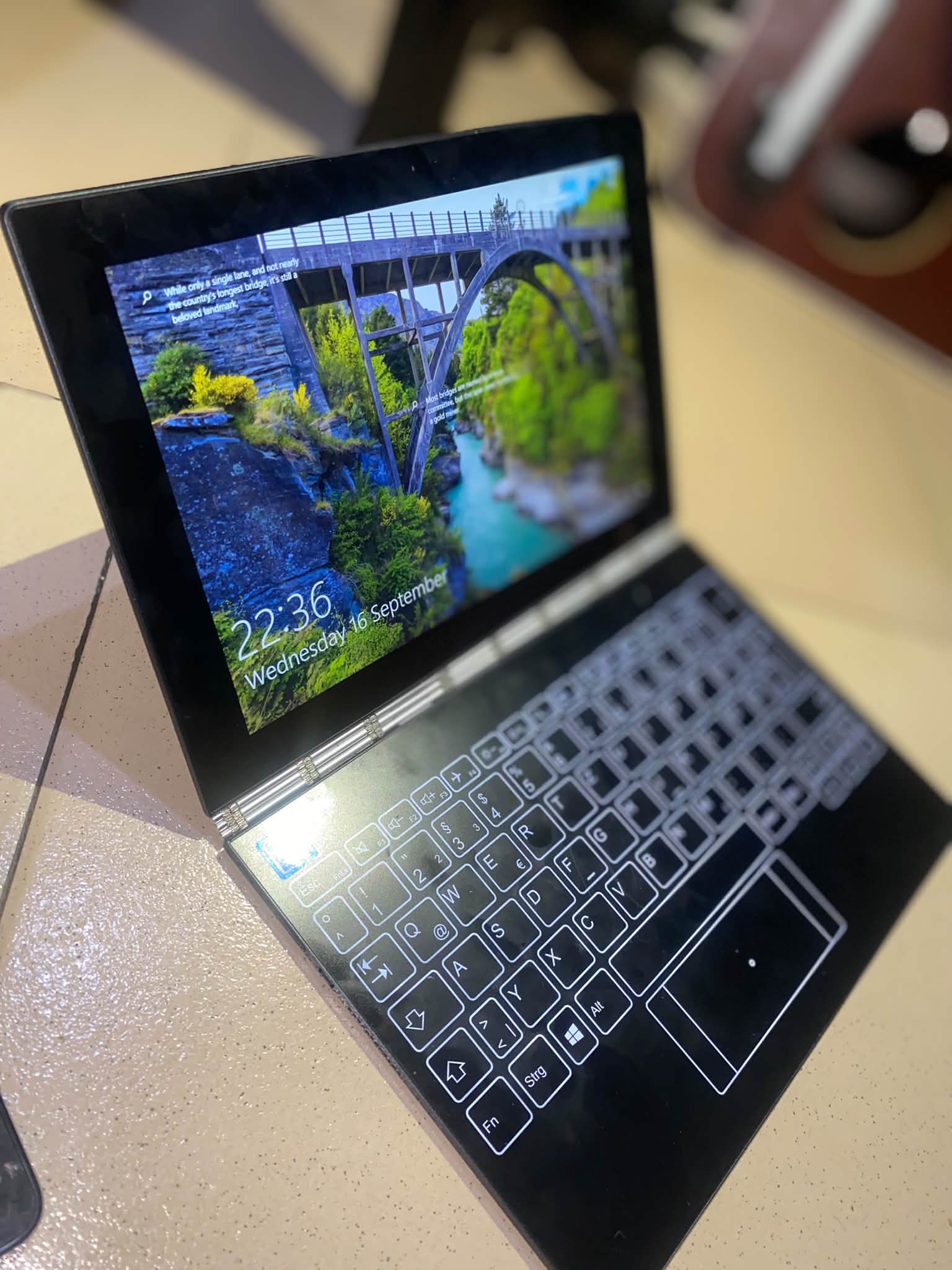 Lenovo Yoga Book YB1-X91L Windows 10 pro Tablet/Laptop