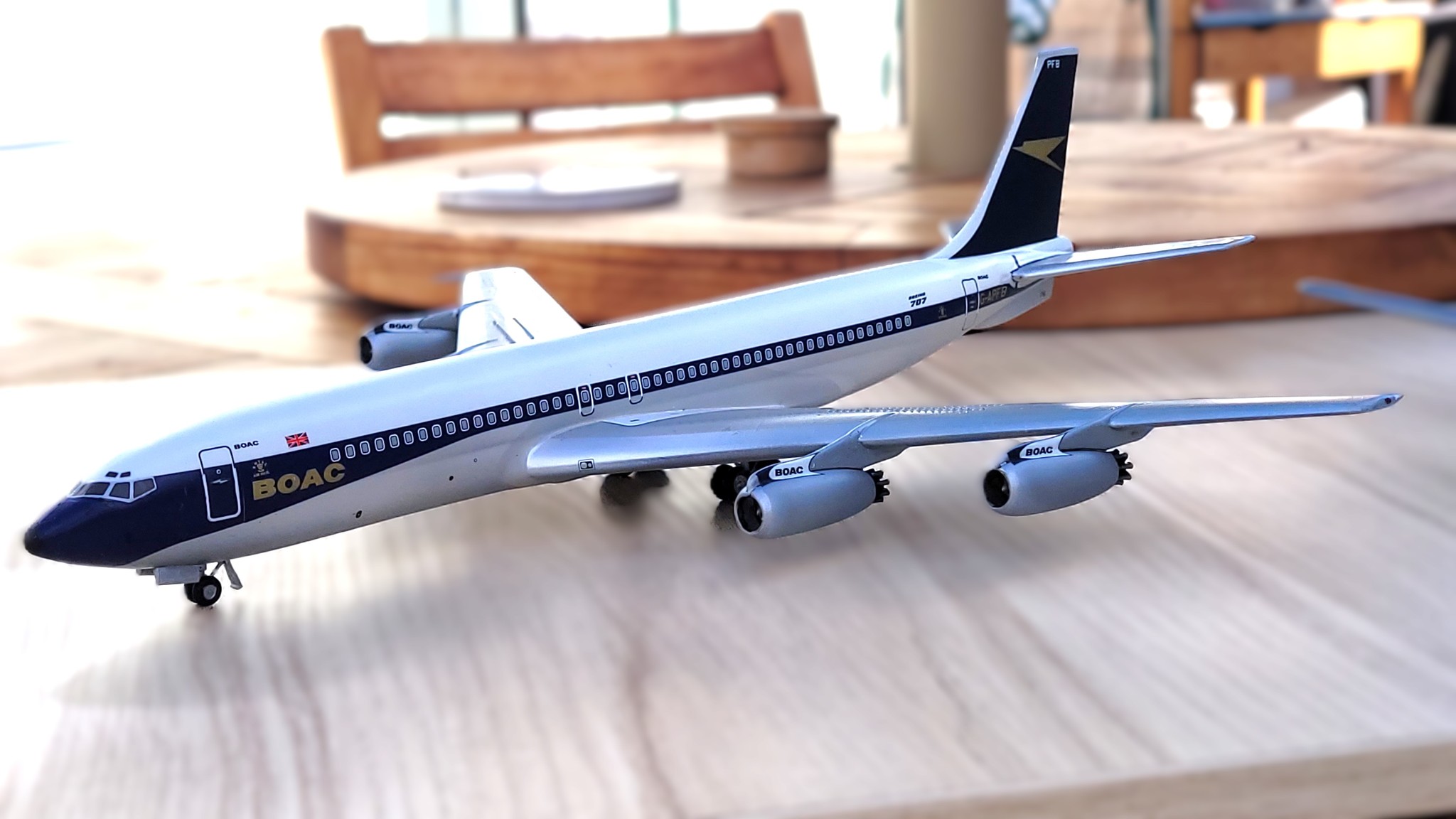 Customized 1/144 scale BOAC Boeing 707 model