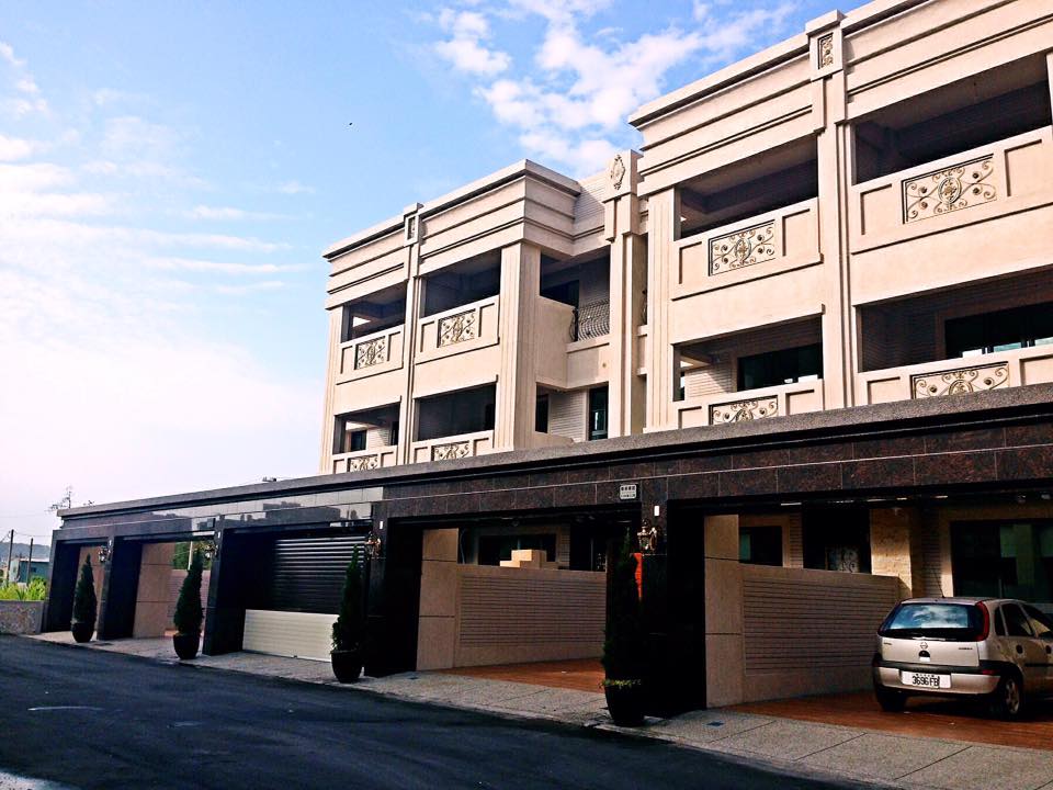 皇家林園 面寬6米一字型鐵捲門停車無窘境一樓孝親房樓上四套房一次到位一生宅皇家林園 Facebook