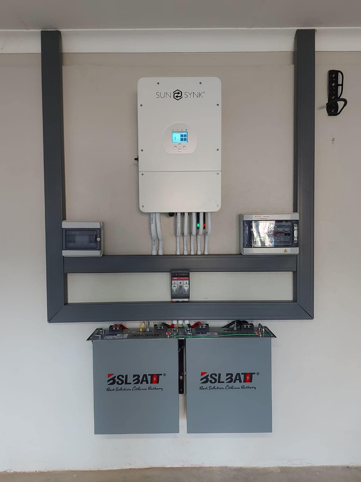 GenGuard Solar - 8kW Sunsynk hybrid inverter with 8200Wh...
