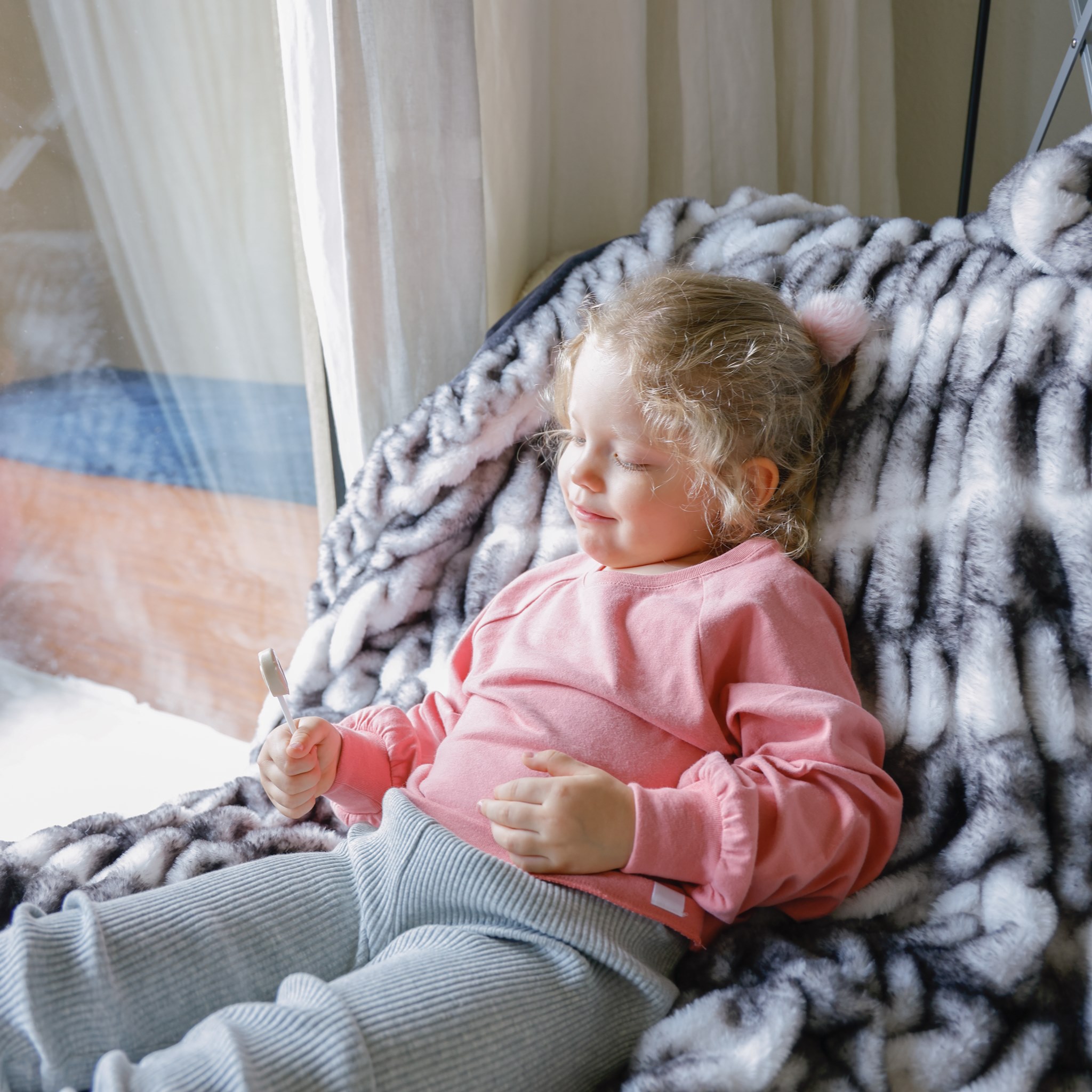 Bedsure Home - Curling up for a sweet nap with Bedsure... | Facebook