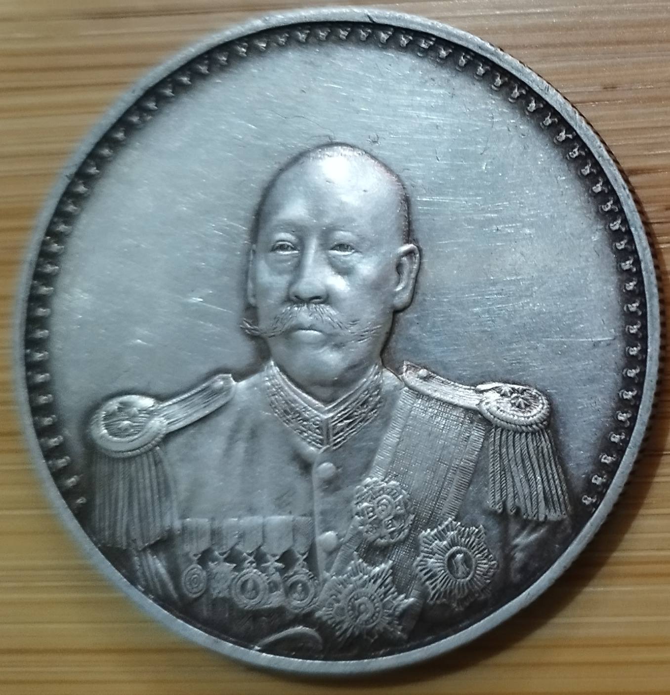 戎裝與文裝：曹錕紀念幣的雙面肖像與收藏地位從收藏角度而言，曹錕紀念 