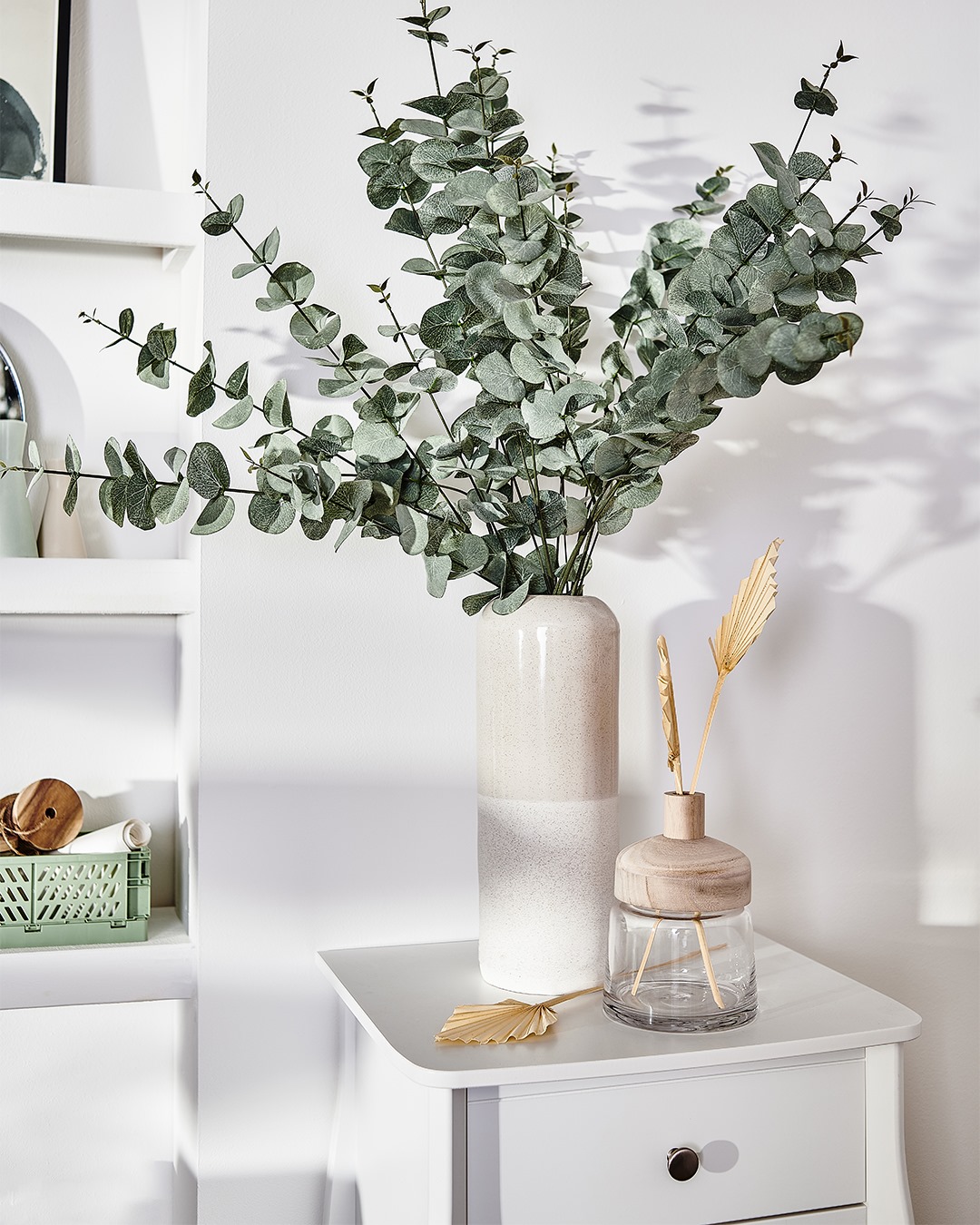Eukalyptustraum!💚 Die Vase Sandy feiert ihr Comeback und zeigt sich prachtvoll mit üppigem Eukalyptus. Wir lieben diesen natürlichen Kontrast! Ihr auch?😉 Zum Shop the Look: bit.ly/eukalyptustraumAT