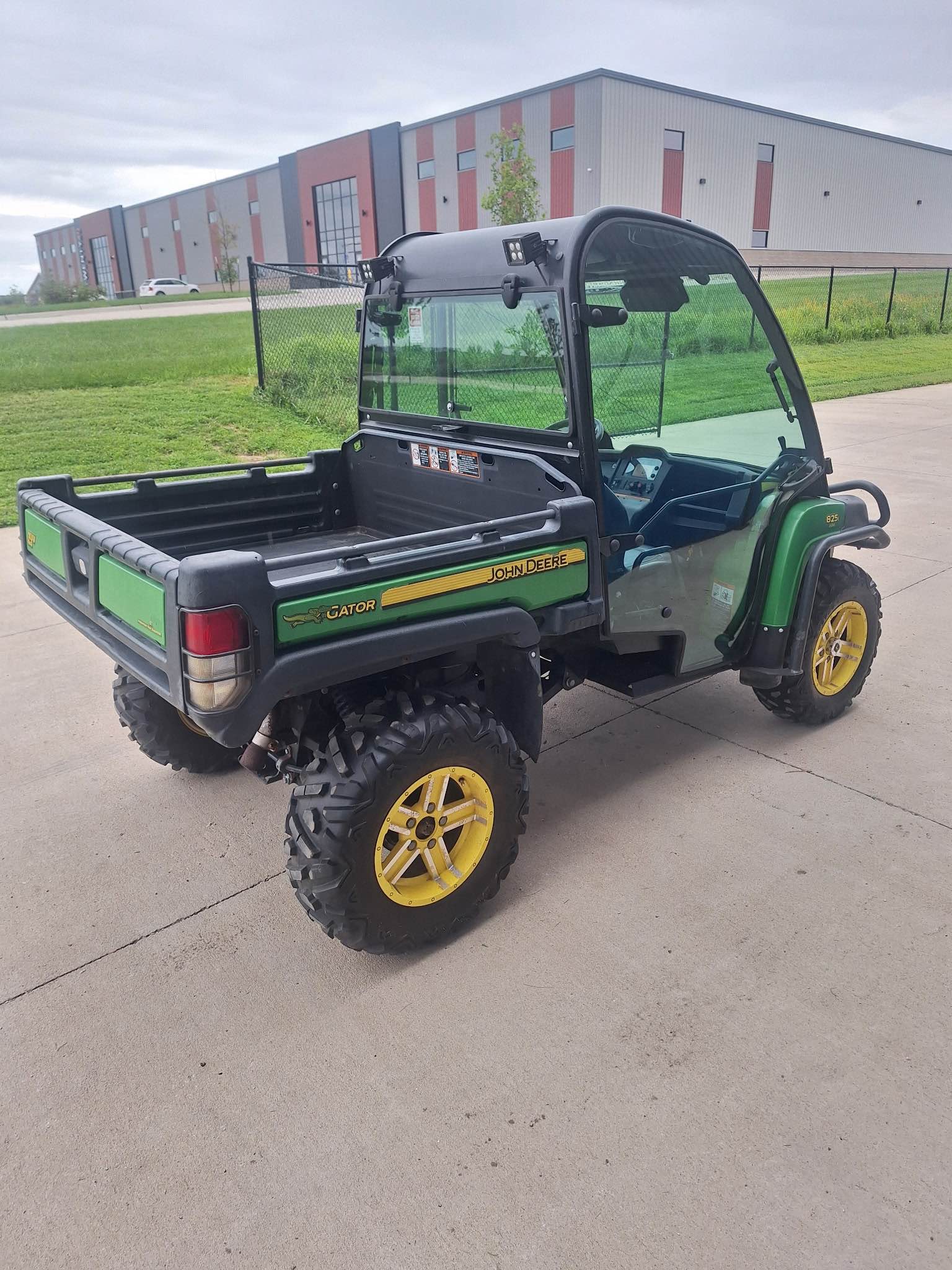 2019 825 I DOHC John Deere