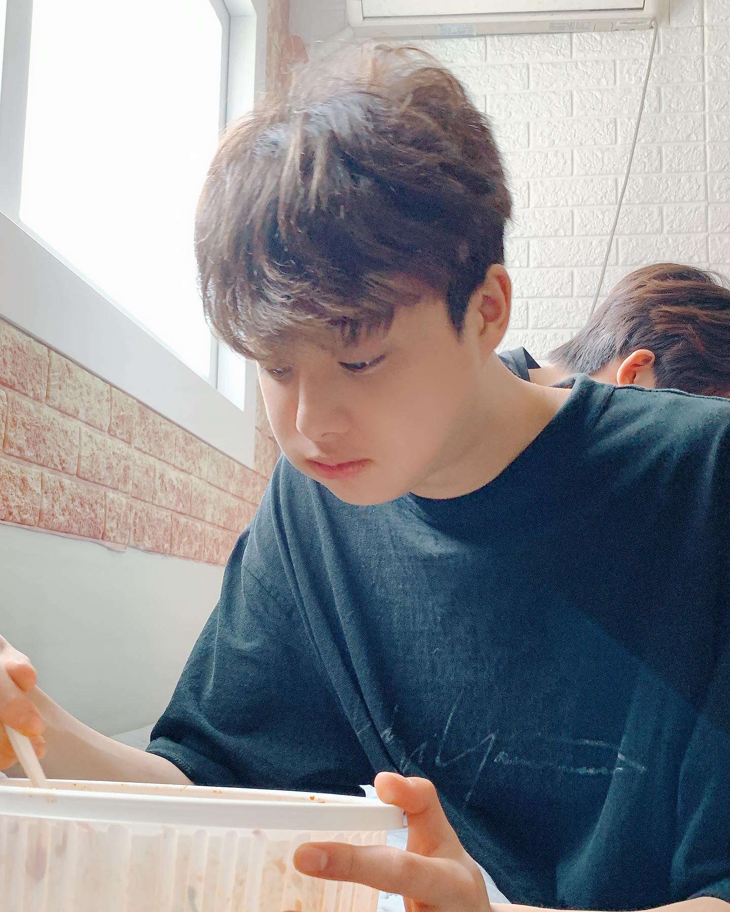 아이즈 IZ - [#핸드폰K_s] 밥도 야무지게 잘 먹던 🐿다람쥐 우수😋 #아이즈 #IZ #BANDIZ... | Facebook