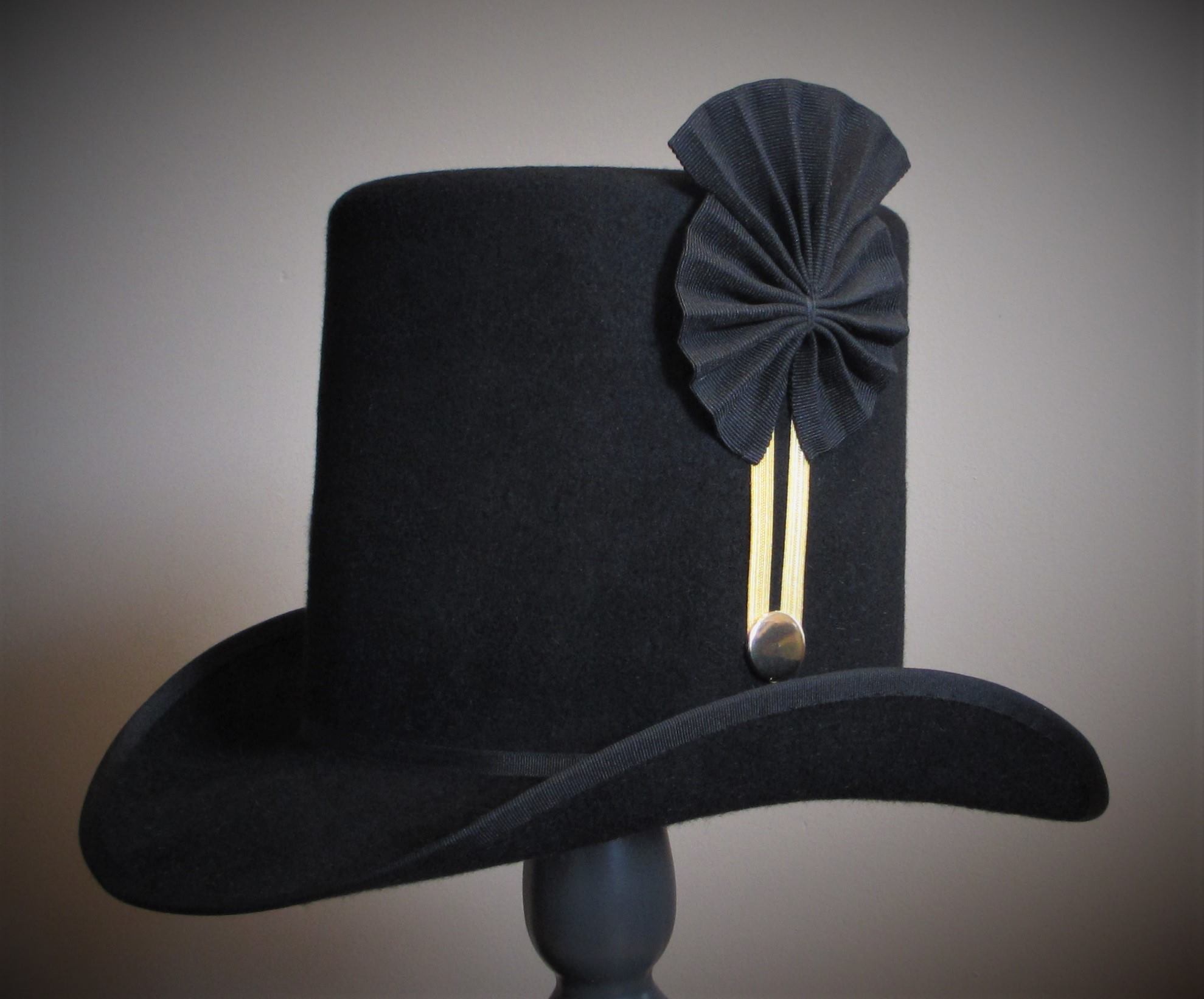 An 1812 period American militia officer's silver-laced round hat