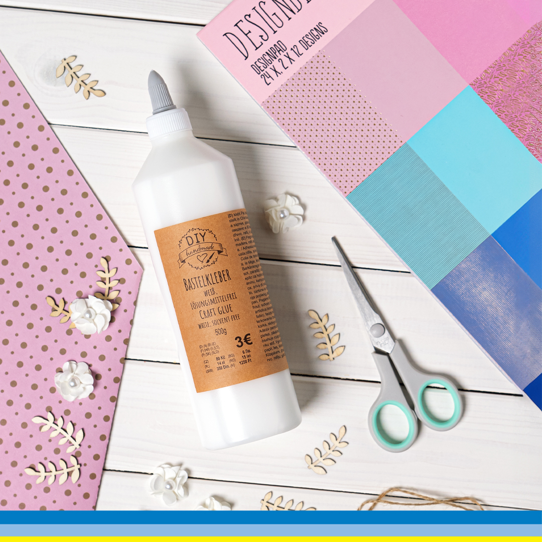 Was sind eure Top 3 Bastel-Basics? ✂️📐✨ Wir wählen Schere, Kleber und Designerpapier. 🌈💡 Eure bunten Bastelideen könnt ihr bei uns übrigens schon ab 0,55€ zum Leben erwecken!