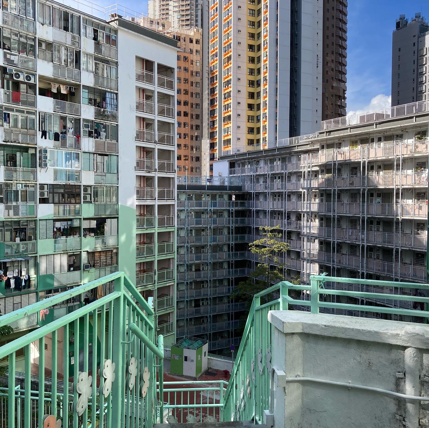 香港紙膠帶 HKMT - 今天去了逃避世界，發覺其實香港屋邨結構也很獨特！由於結構複雜又環環相扣一直未想到一個好好出紙... | Facebook