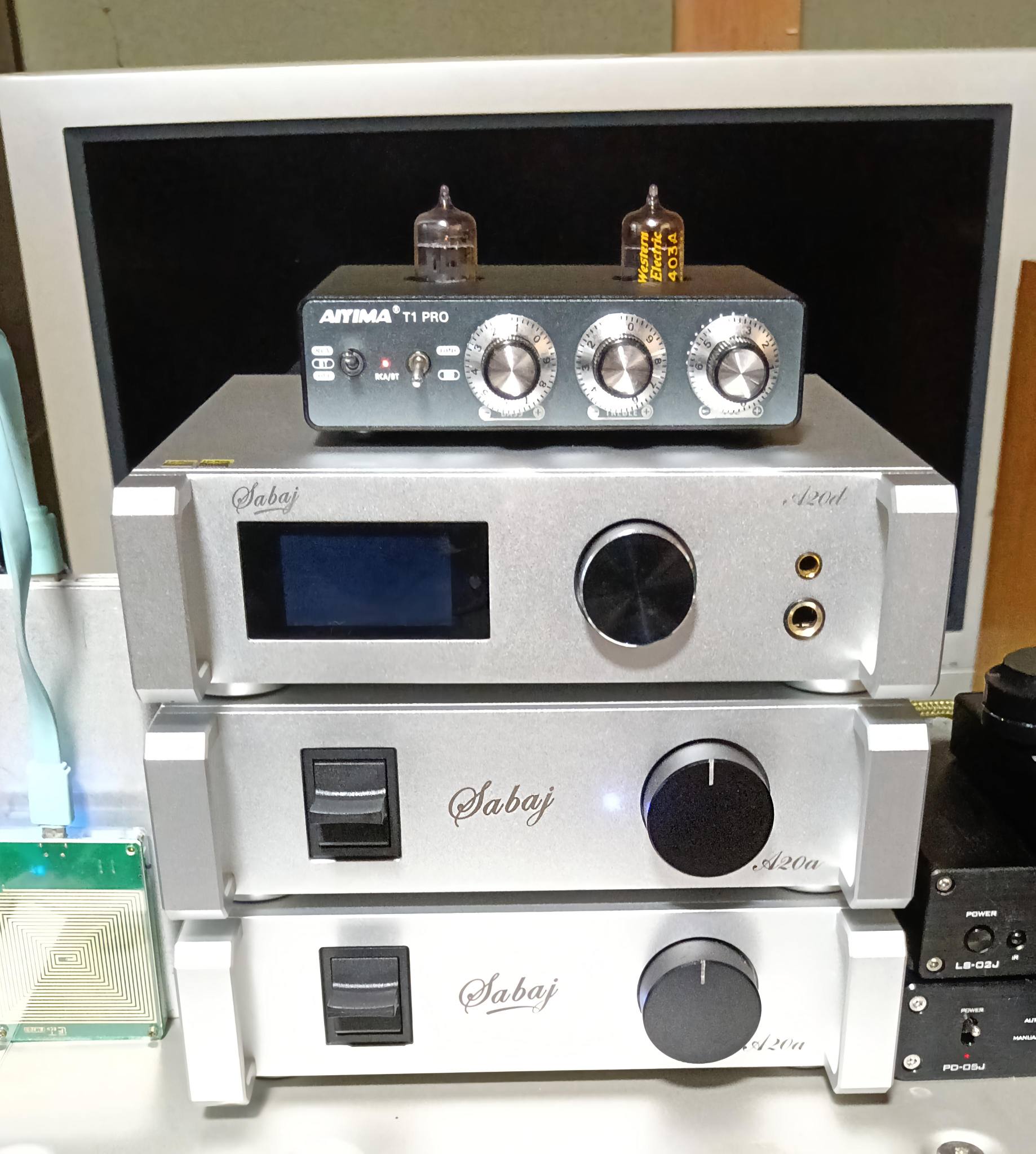 TEACのNP-H750というネットワークも使えるプリメインアンプなんですが