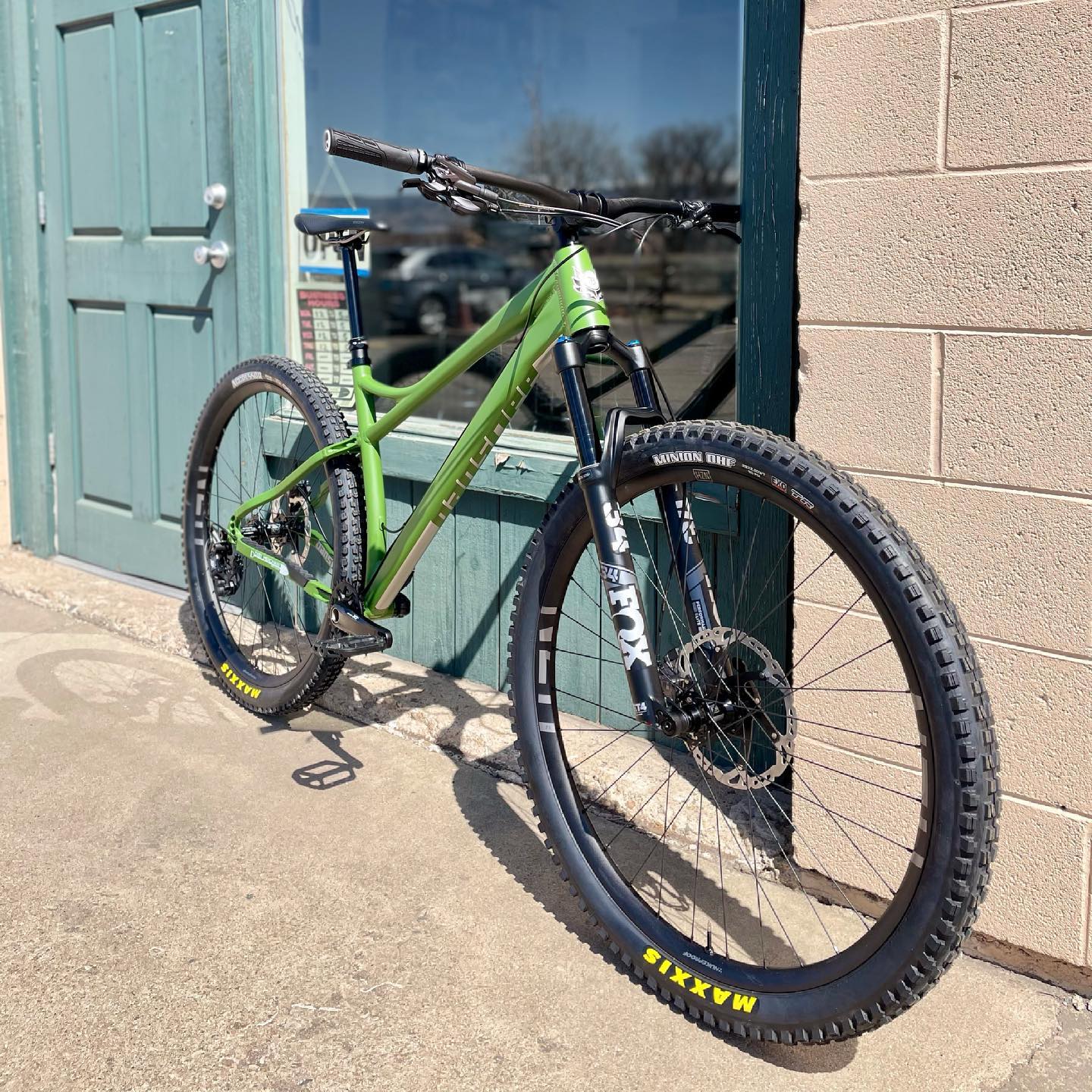A fresh green Banshee Paradox ready to rip! Also, Paradox PRE 