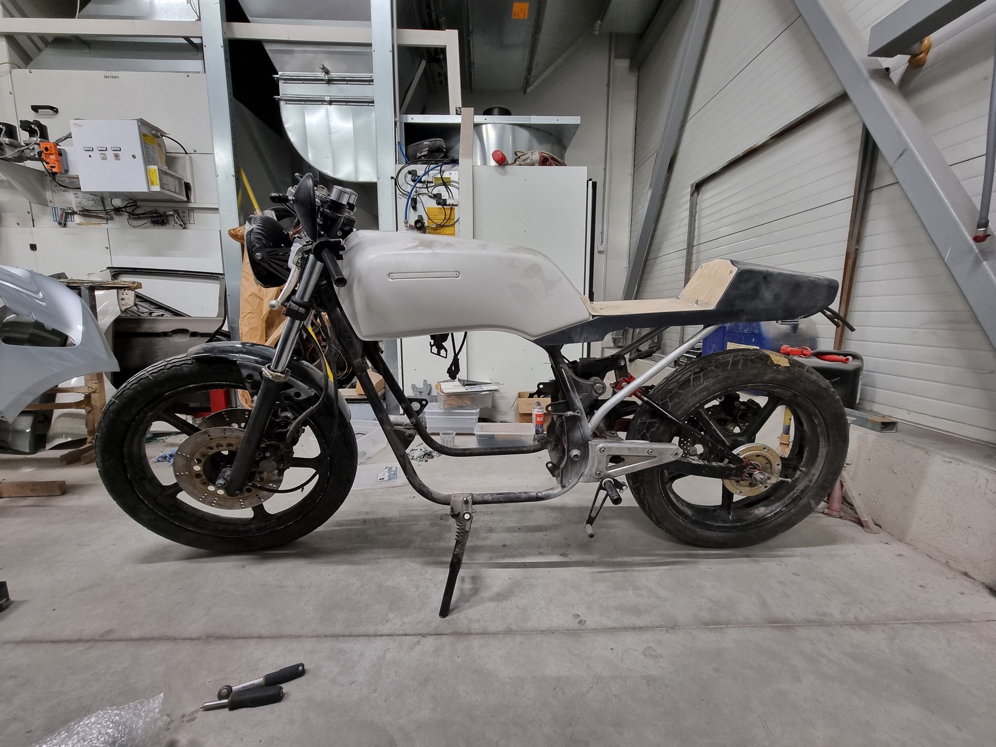 Hi! Does anybody know that the ZX550 gpz swingarm fits in the