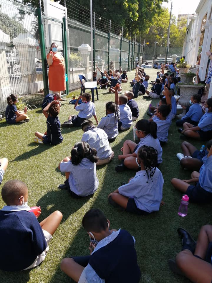Grade 2 learning about SINK or FLOAT! - Curro Heritage House
