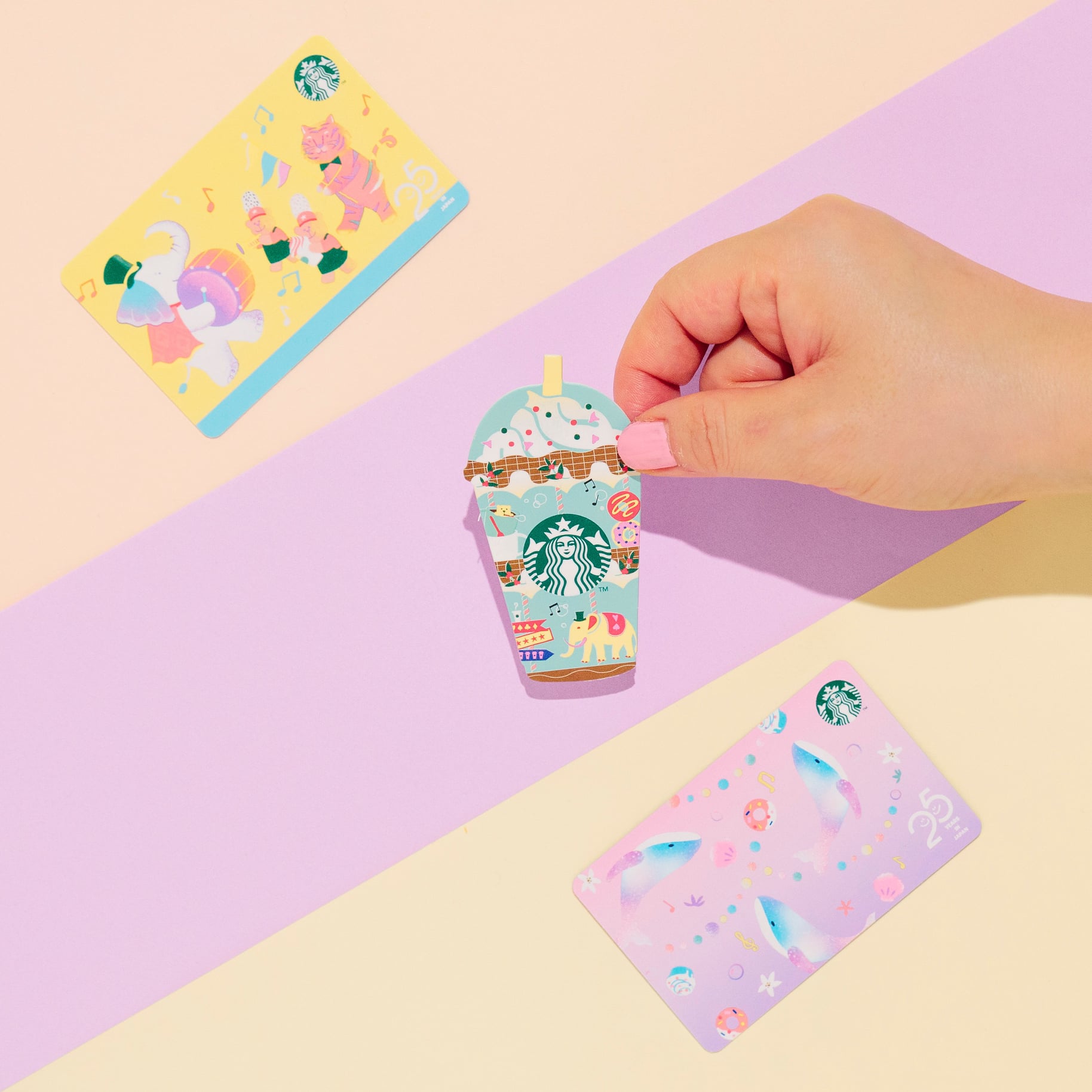 スターバックス - ミニサイズのフラペチーノ®や、明るい海の中を自由に 