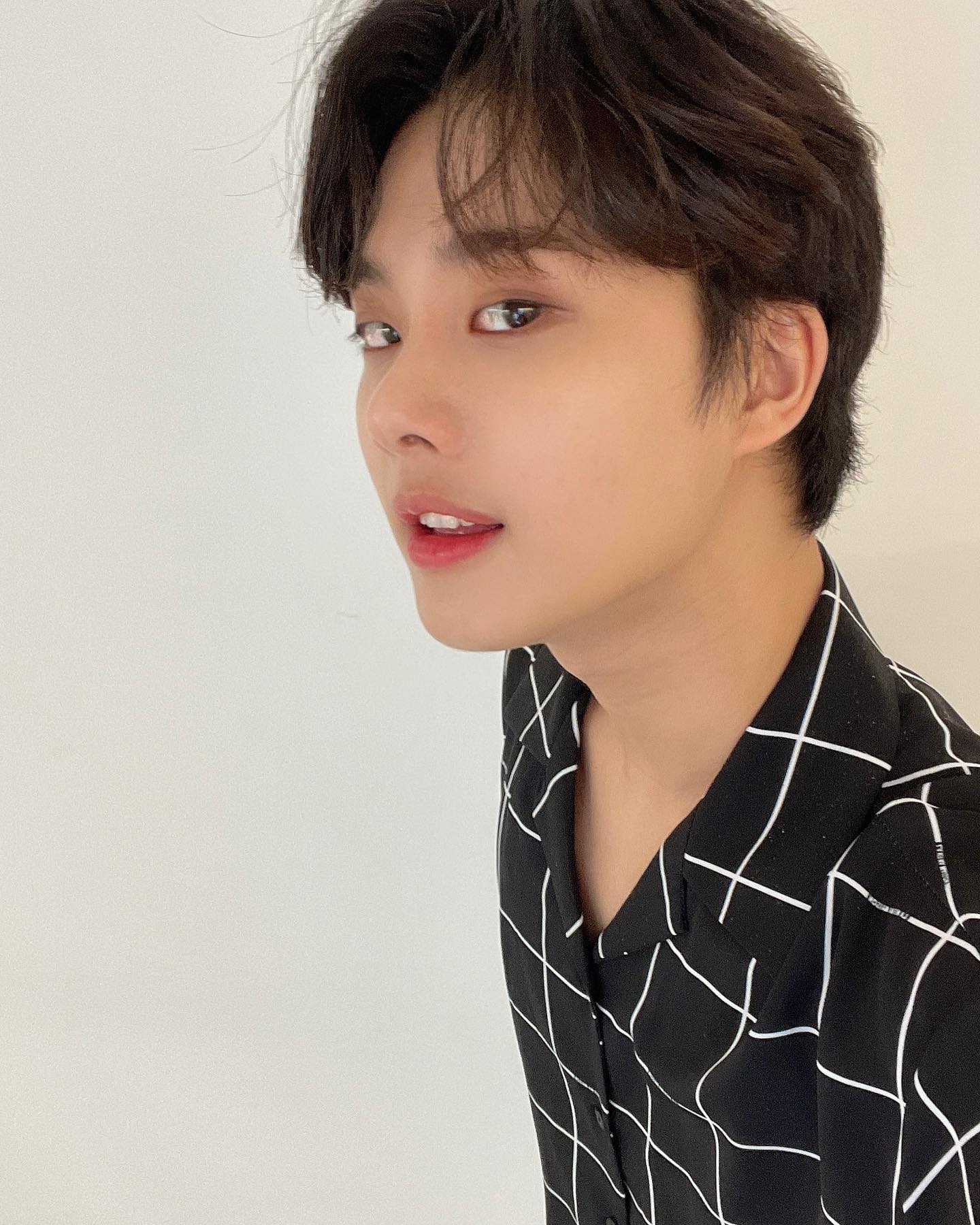 아이즈 IZ - [#오늘의_아이즈📸] 우수의 셀카가 도착했습니다📮💙💚🤍 #아이즈 #IZ #BANDIZ...