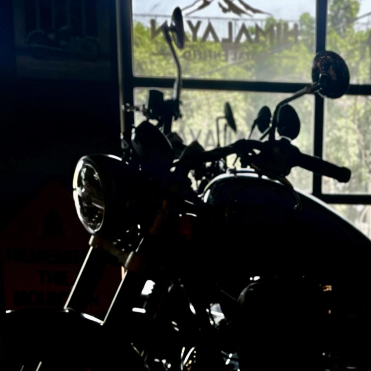 Royal Enfield ki Hunter 350me 3 variants ate hai. 1-Dapper 2-Rebel 3 ...