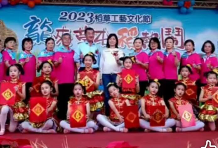 林世雯 - 追思~缅懷已故~前任 簡景賢鎮長~ 一年一度的稻草文化節即将開幕了~ 缅懐~前任簡镇長... | Facebook