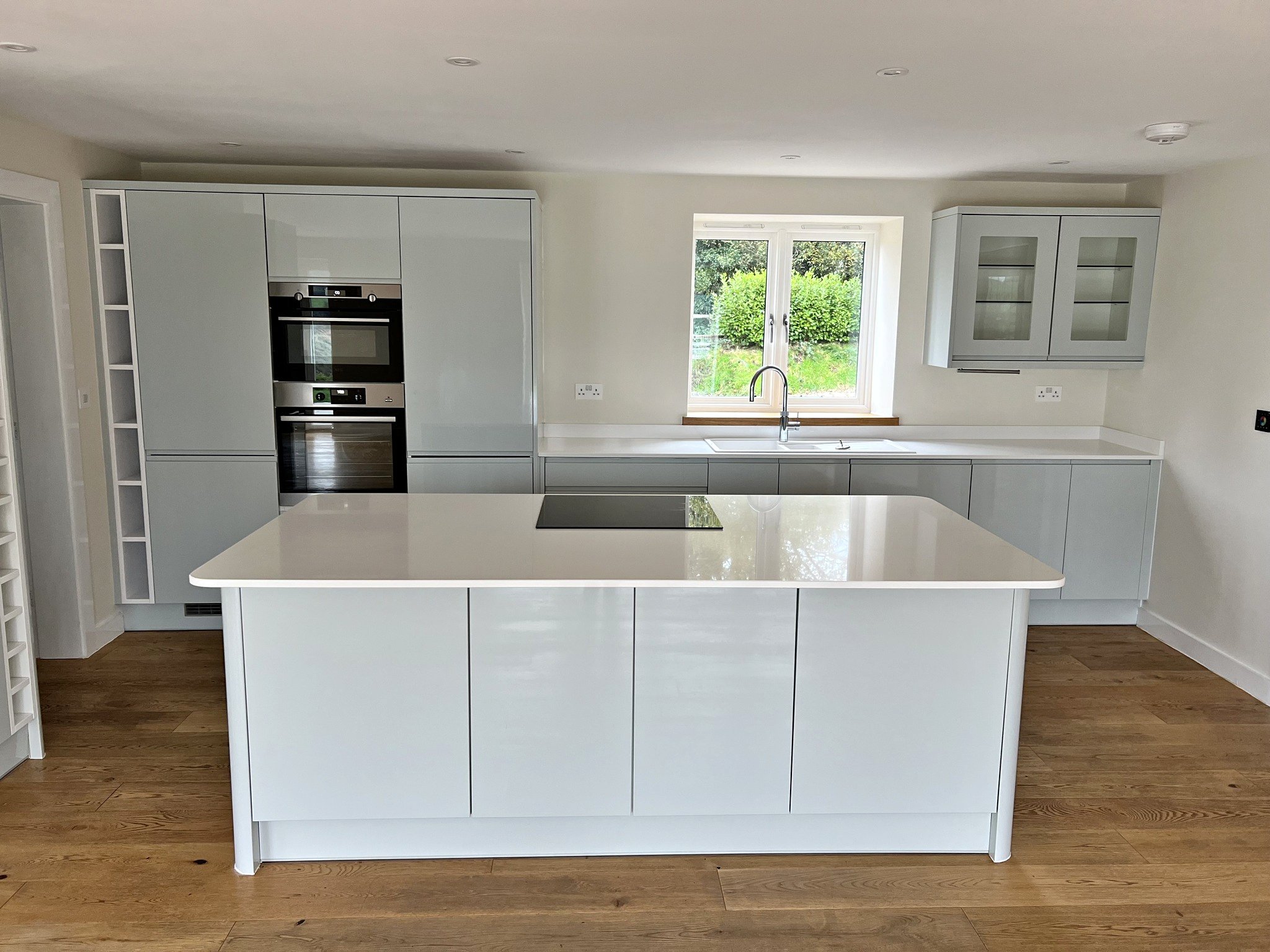 used-wren-handless-sea-foam-blue-gloss-kitchen-white-carcusses