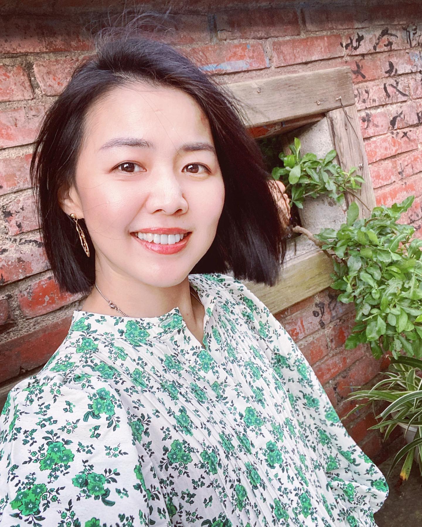 劉為麟服裝穿搭顧問 - 有熟人問從不穿”小碎花”的我怎麼會穿上？ 其實碎花沒有不好，我只是更在意「輪廓線」，... | Facebook