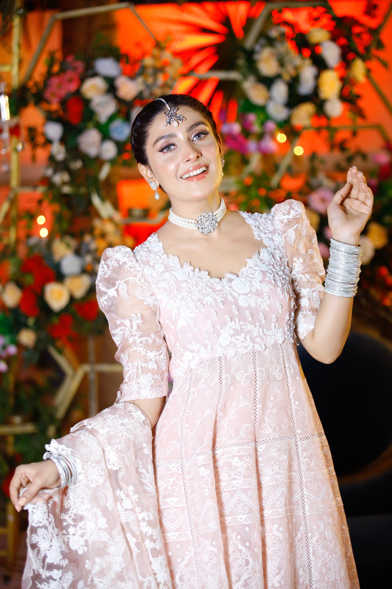 ayeza khan chupke chupke green dress Meenu ki tayari ki Zubani😀 lac 99 hazaar 999 Rs Ka Mangetar ko choona lagakr liya yeh Bridal dress! 20 hazaar Aba kay or 30 Hazaar Kadu kay tu hoa VS: Active