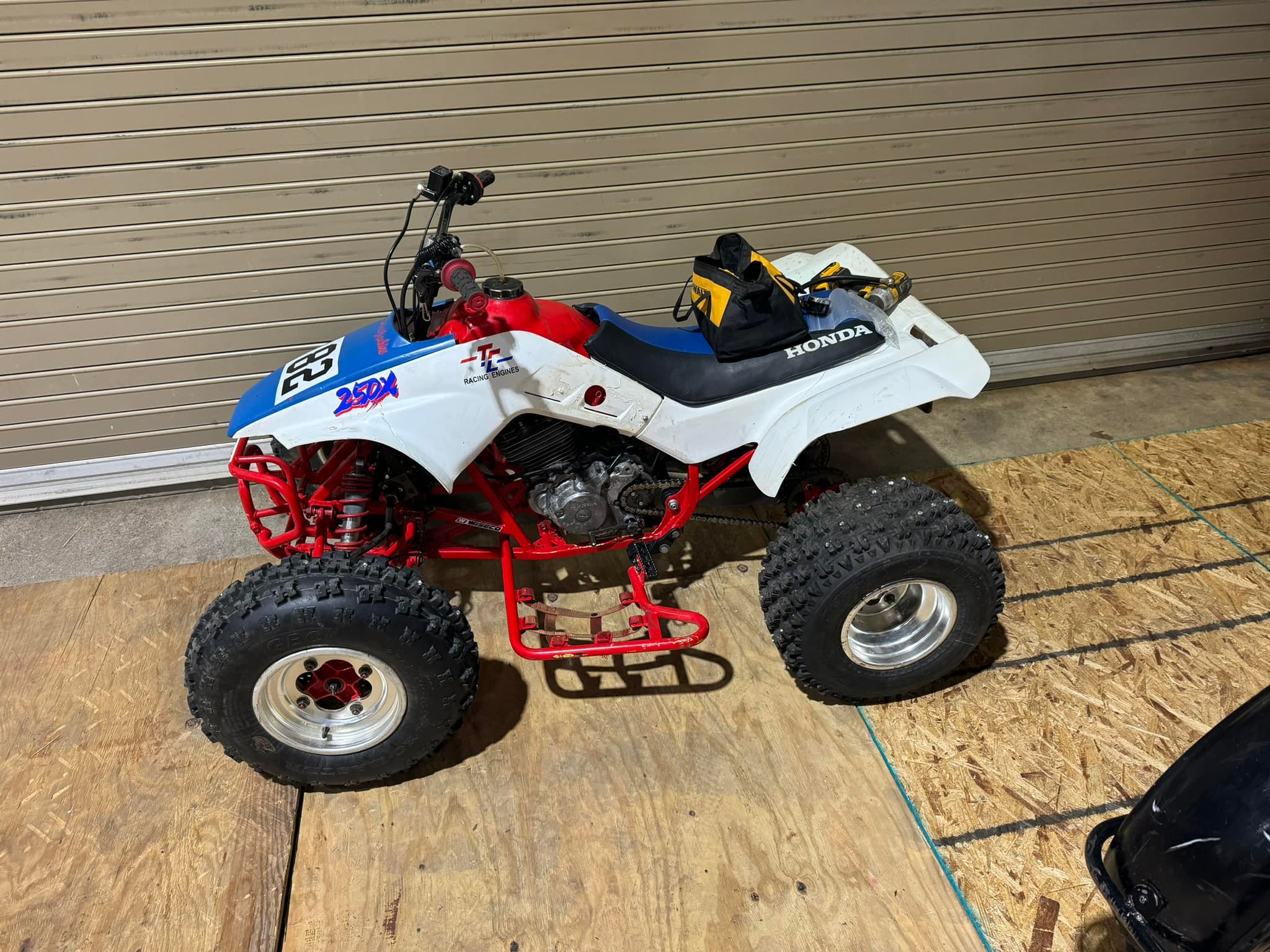 カント付　FCS Custom Quad Vintage 87 250x ATV with Custom Work and R Fenders