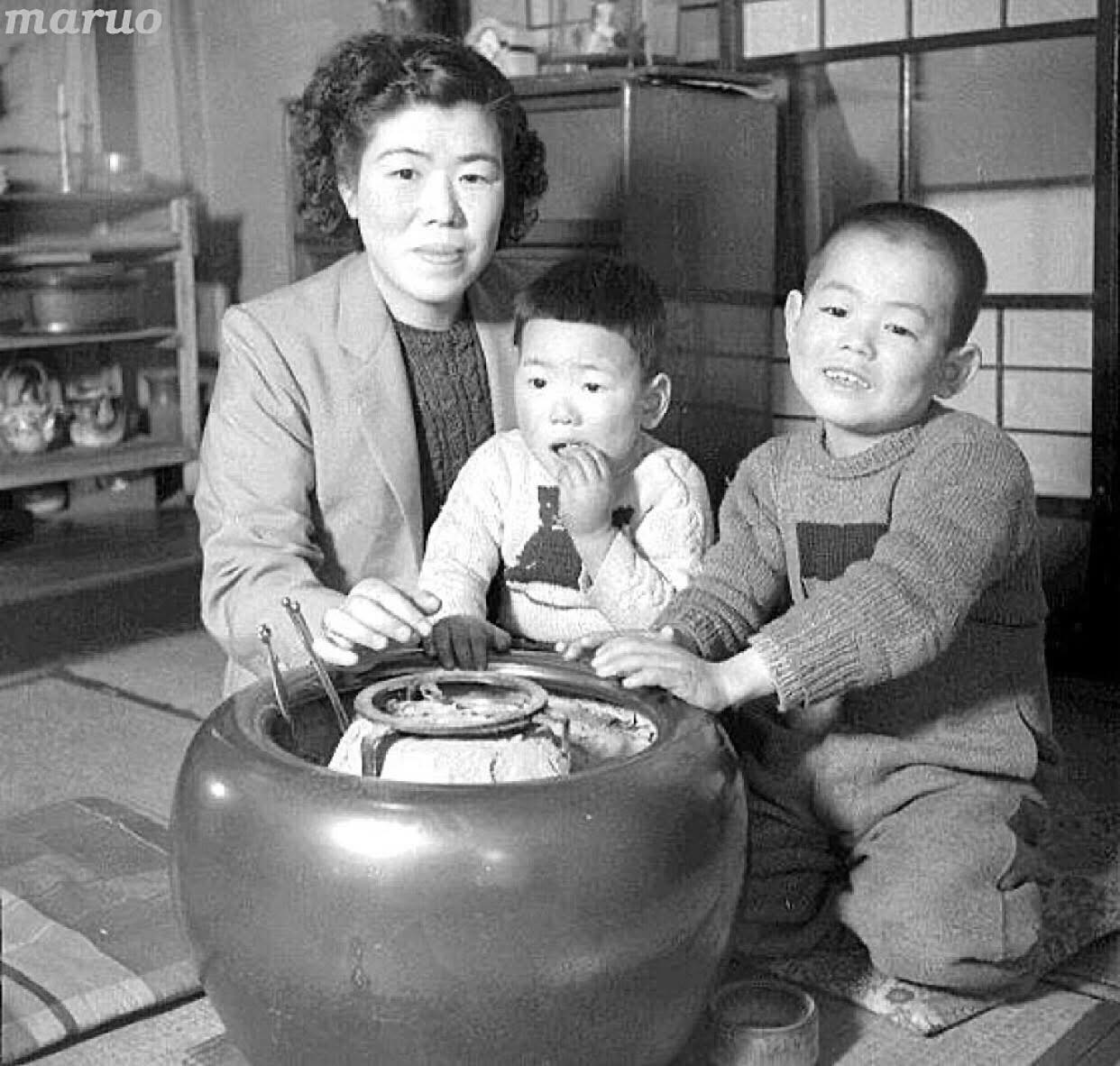 火鉢　掘りごたつ　炭　灰　暖房 火鉢』 灰を入れた容器の中で炭を燃やし、暖房や湯沸かし、簡単な調理