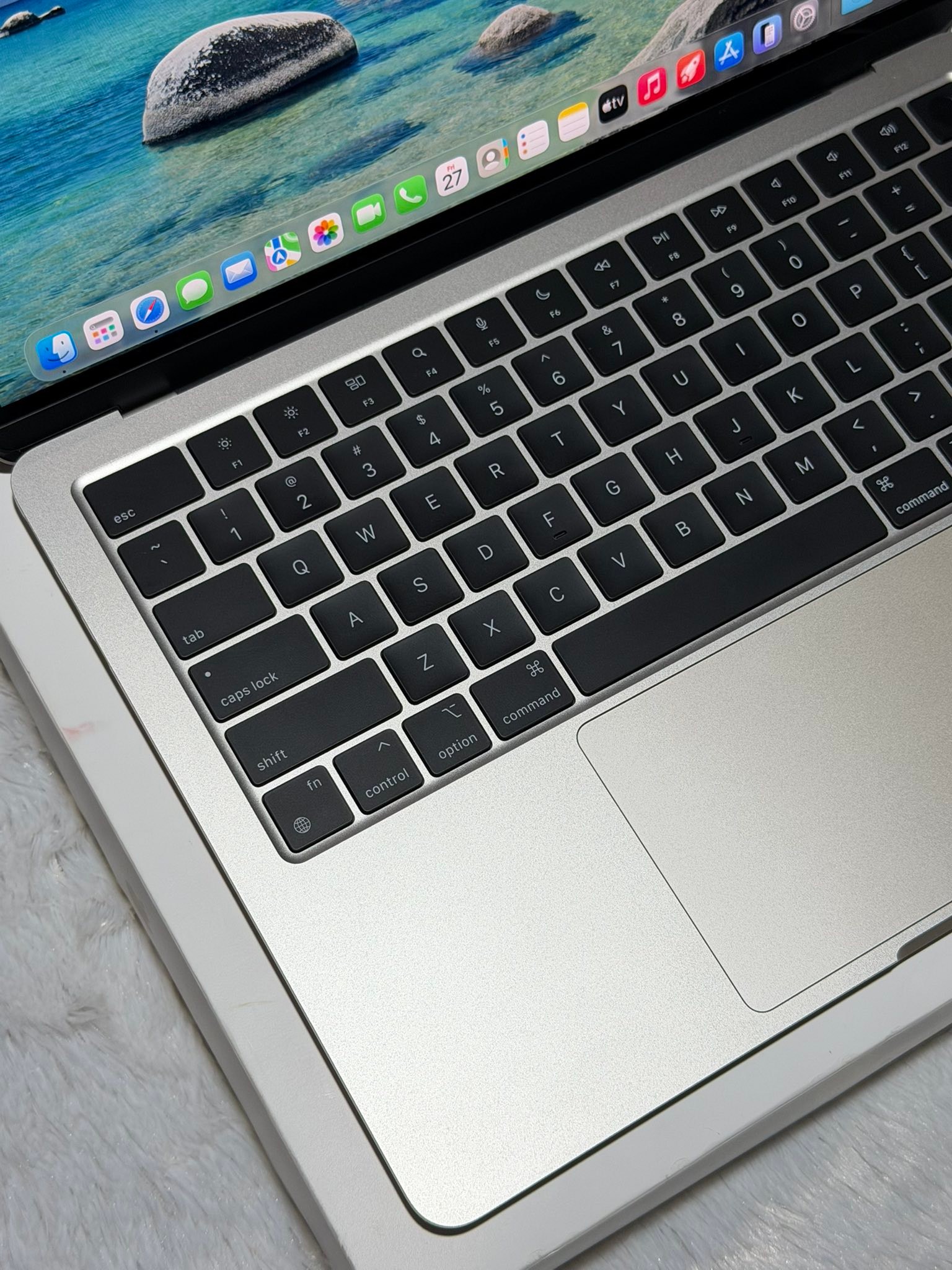 macbook air m2 with og box charger bill 100 conditon 100 battery