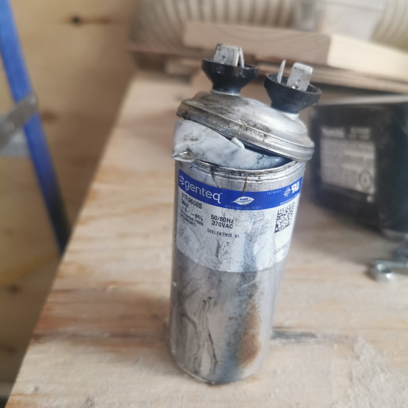 The culprit an exploded capacitor.... - Little Woodworking