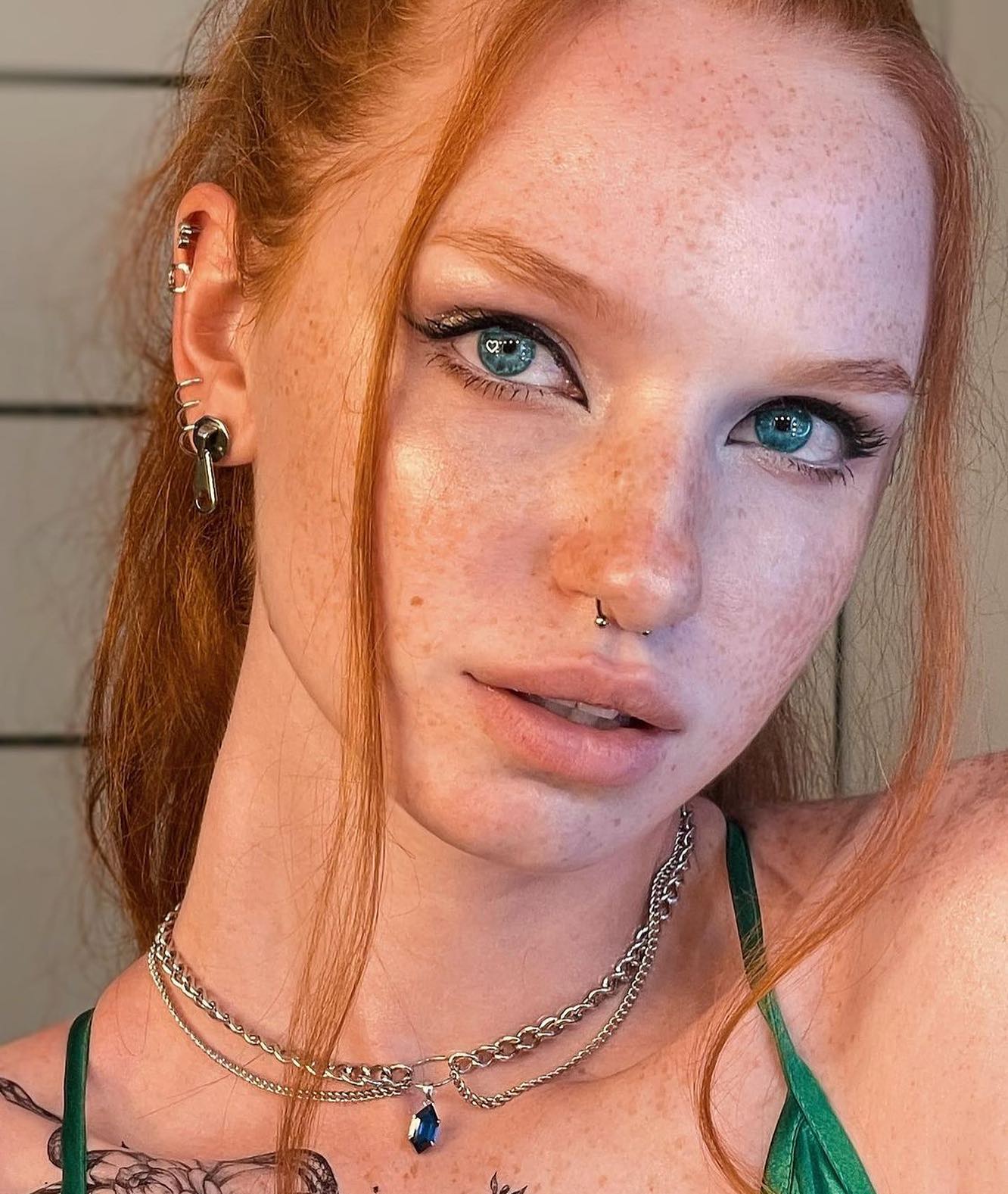 Vivamacity Super cutie myfoxyland in the Sapphire Double Chain