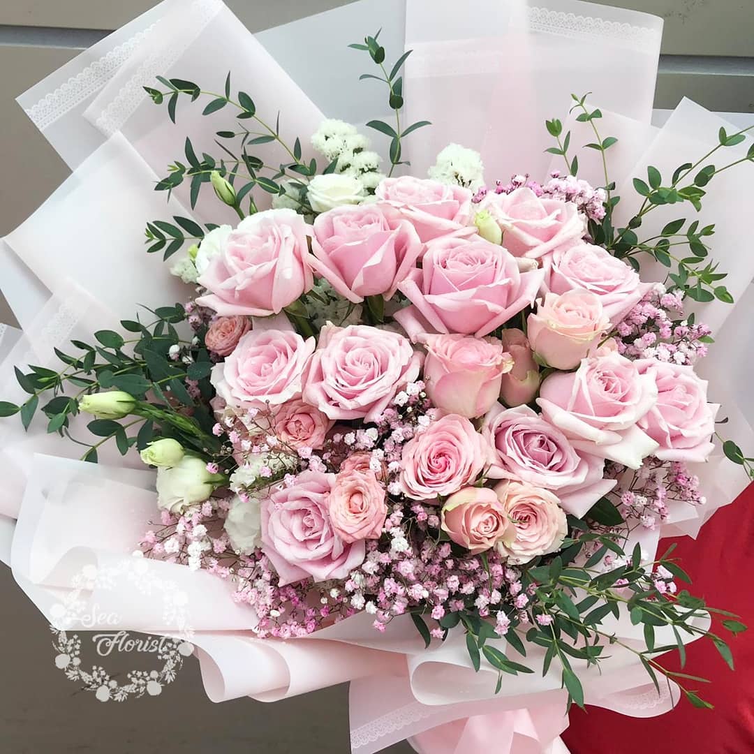 Sea Florist 粉紅色主題的豪華花束望落豪華但價錢平民 花材可以揀顏色 花紙亦可以揀顏色購買鮮花花束 的客人可以經由我們設計合適的花束客人如果對花材及顏色有要求可以發圖給我們參考 我們會盡量配合歡迎查詢訂購