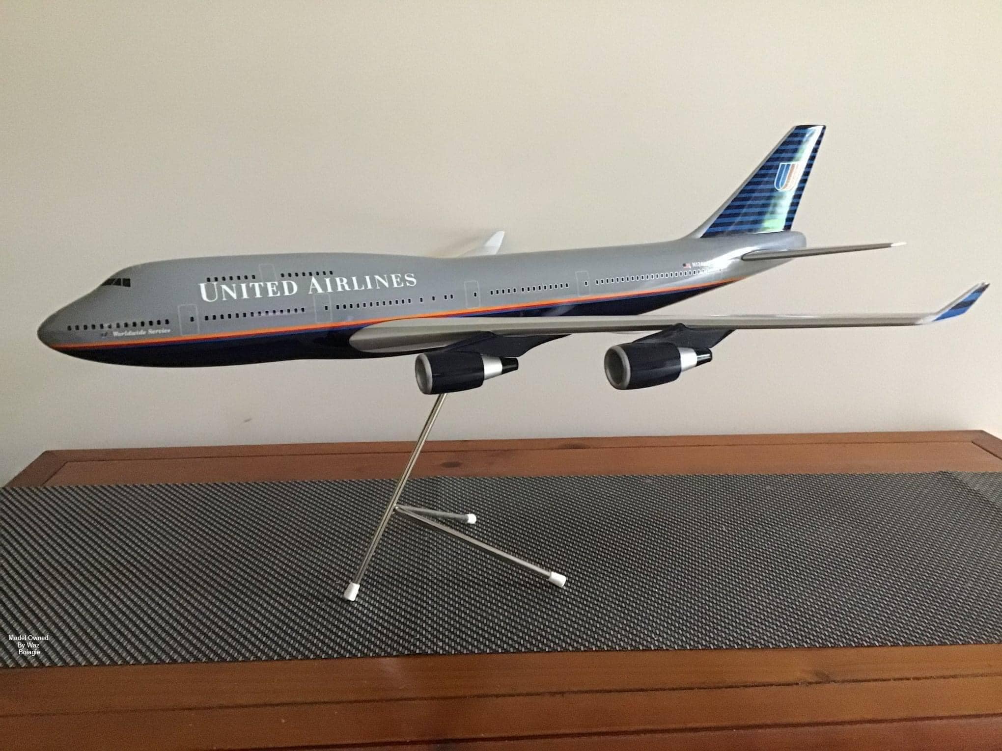 Resin 1/100 United Airlines Boeing 747-400 model