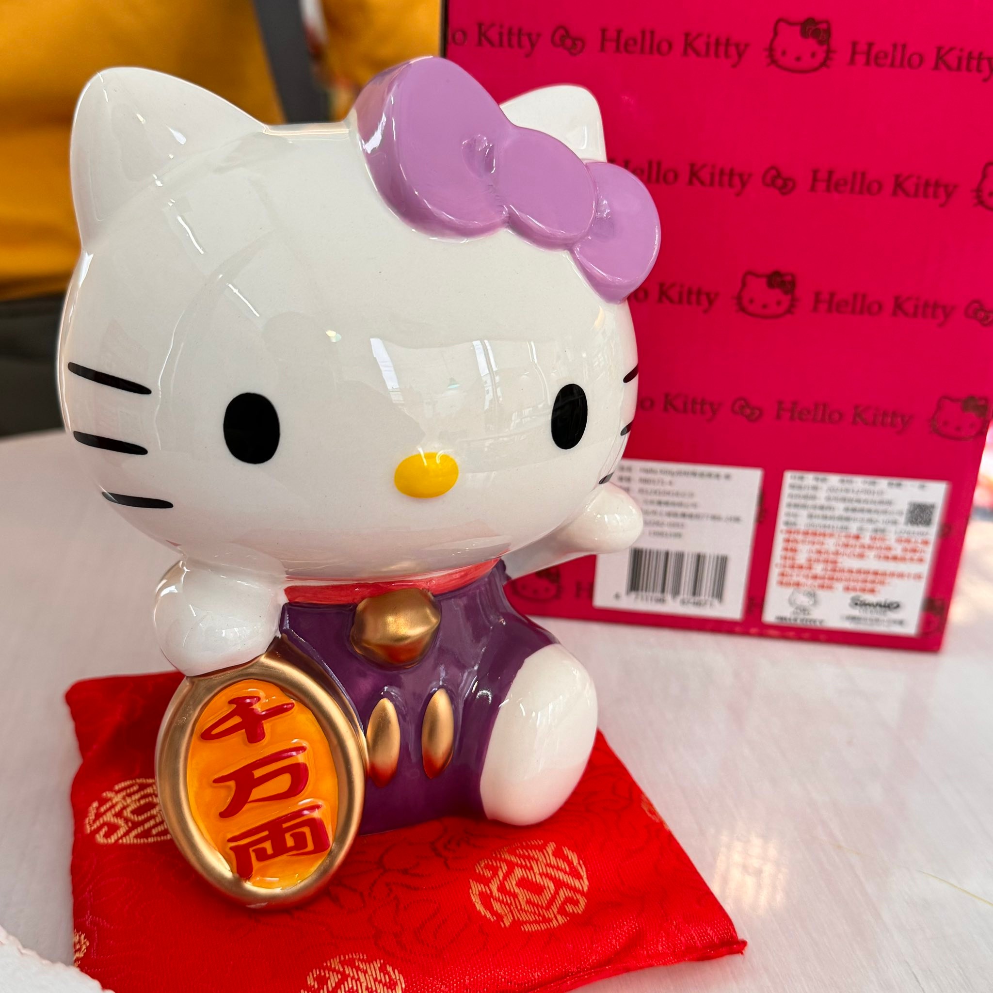 1/17 711招財Hello Kitty 陶瓷撲滿 ，實體超可愛😍