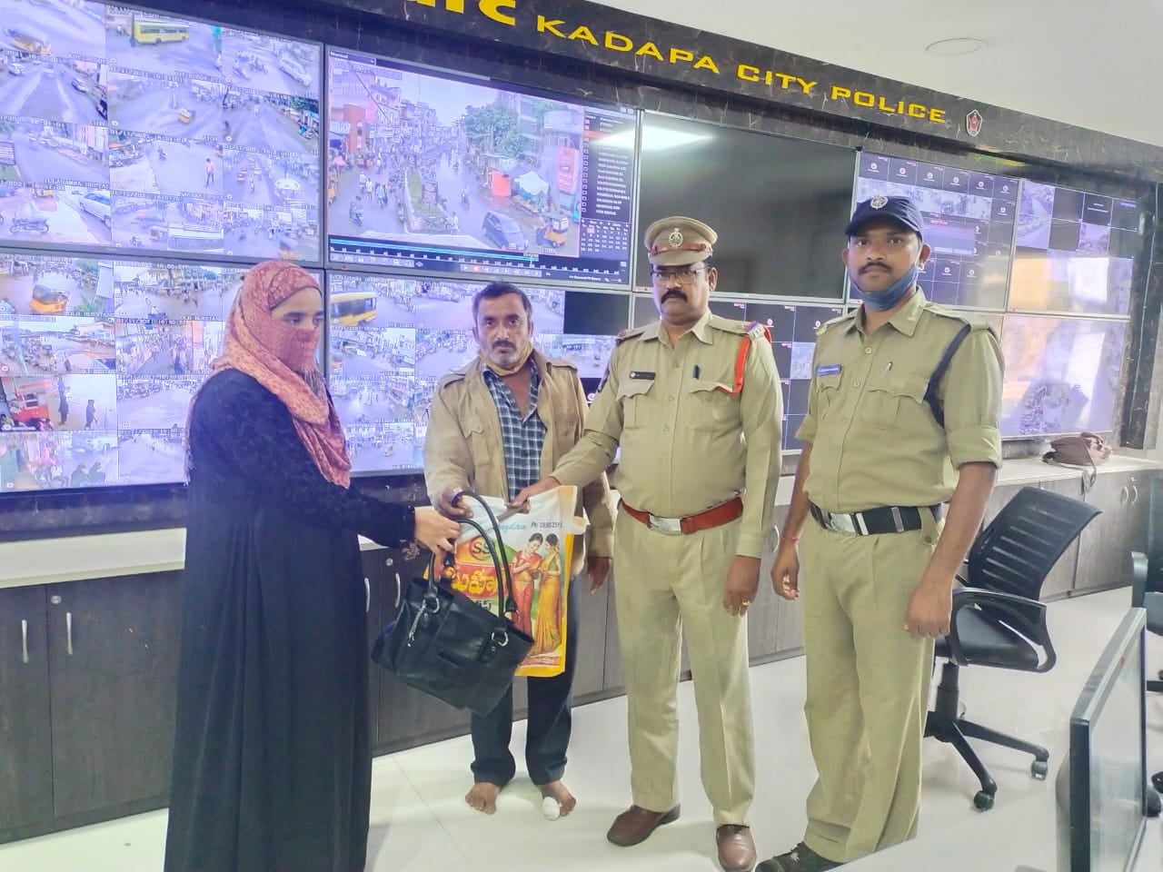 Andhra Pradesh Police - కడప జిల్లా.. ఆటోలో వెళుతూ రూ. 32 వేల విలువైన ...