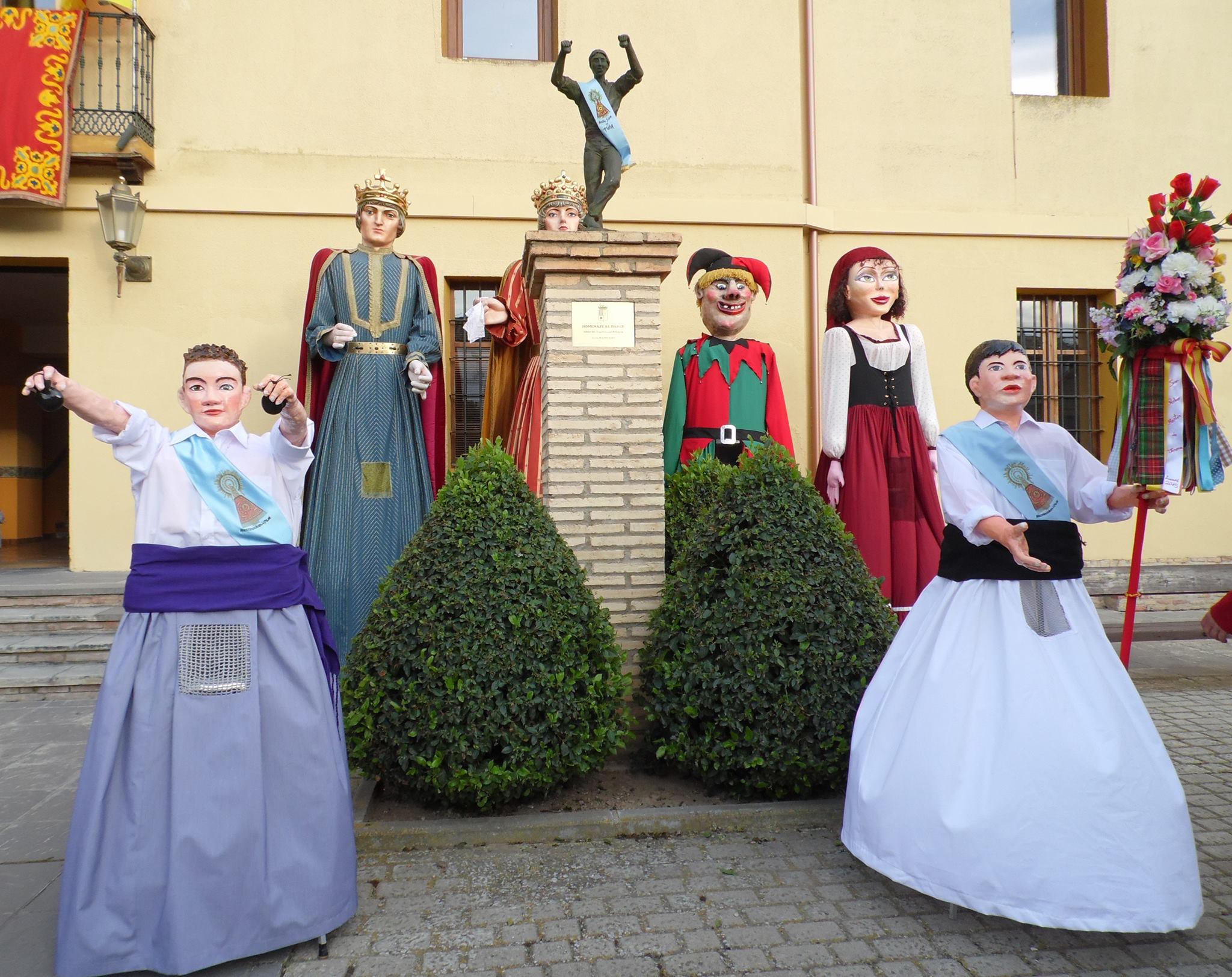 Comparsa Gigantes De Luceni