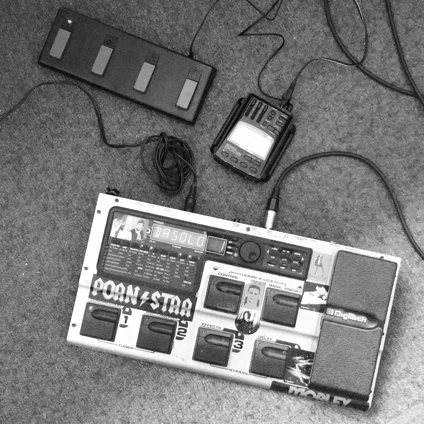 Anyone have a working Zoom 9002? I have two: they both power up