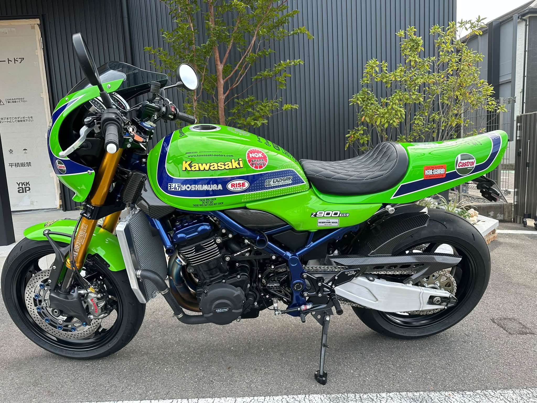 z900rsでミッドナイトのモナカの黒の集合管エキパイで着けられてるかた