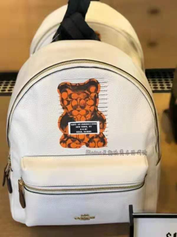 coach gummy bear backpack white Outlet Pace Large 超低特价‼️Coach Gummy Bear Backpack 这款背包🎒的大小刚好，有点可爱带点酷，女生什么风格背都会好看哟🐻