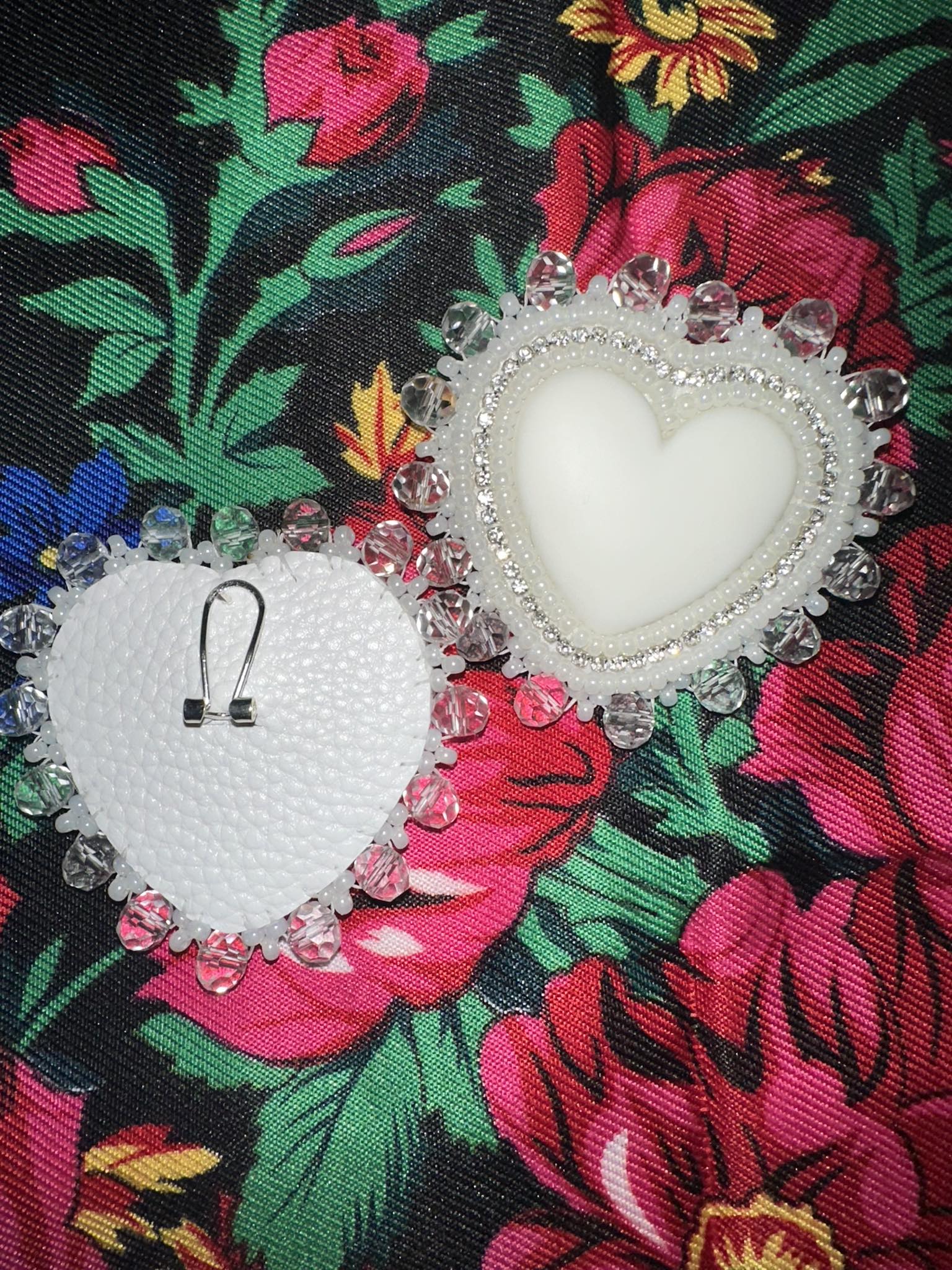 ＊antique flower beads White hearts base Vintage White Heart Beads Quality and Price Differences