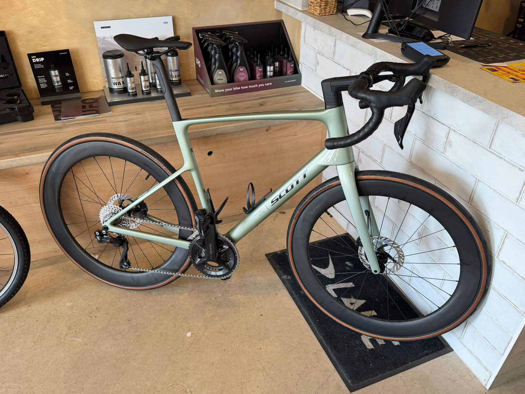 Scott Addict R3, built to be light, still in excellent condition