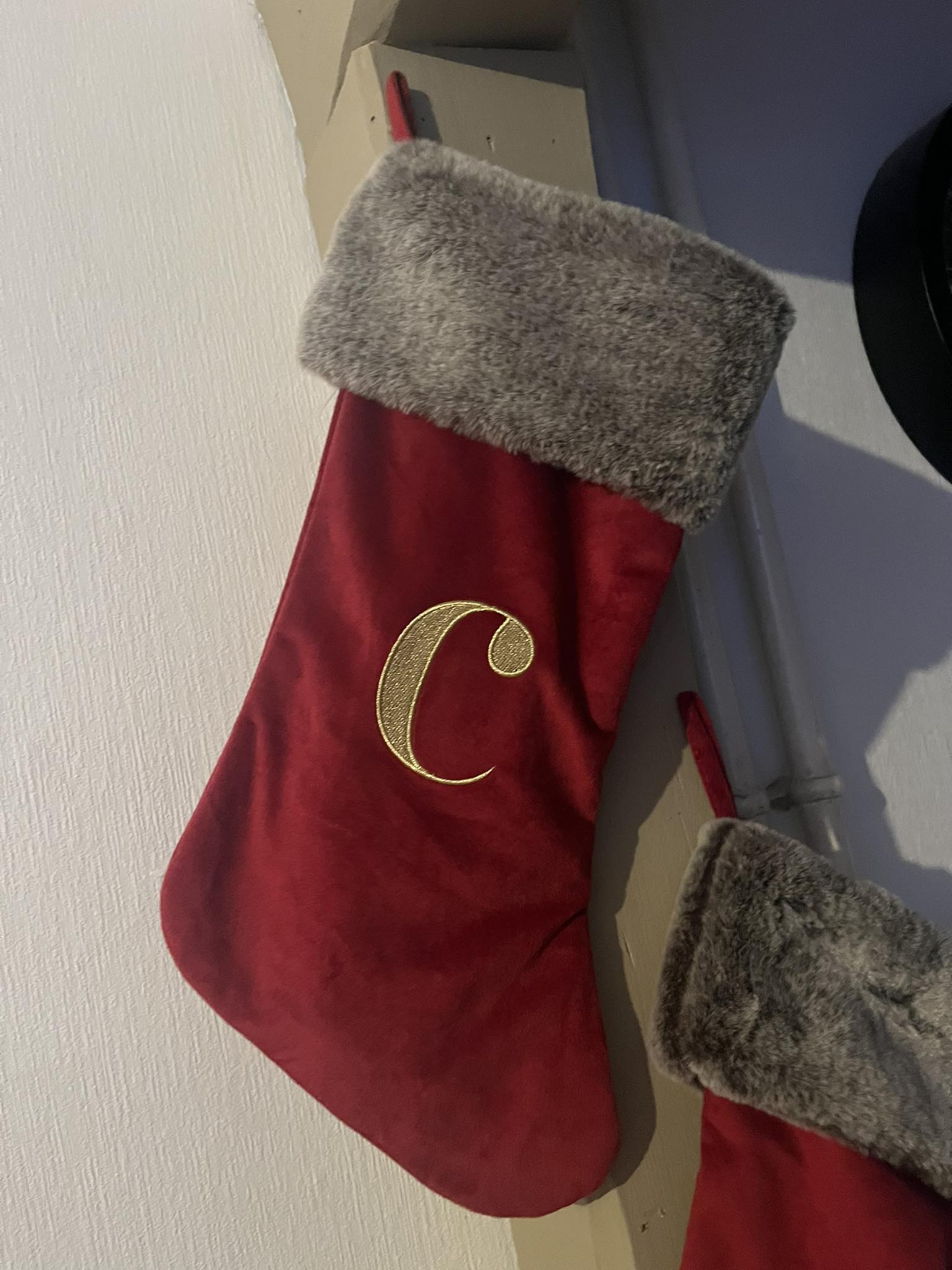 TOPWAYS Chaussette De Noël Personnalisée Monogramme Brodé Lettre Rouge - Décoration Cheminée Sapin - Cadeau Noël Famille (M)