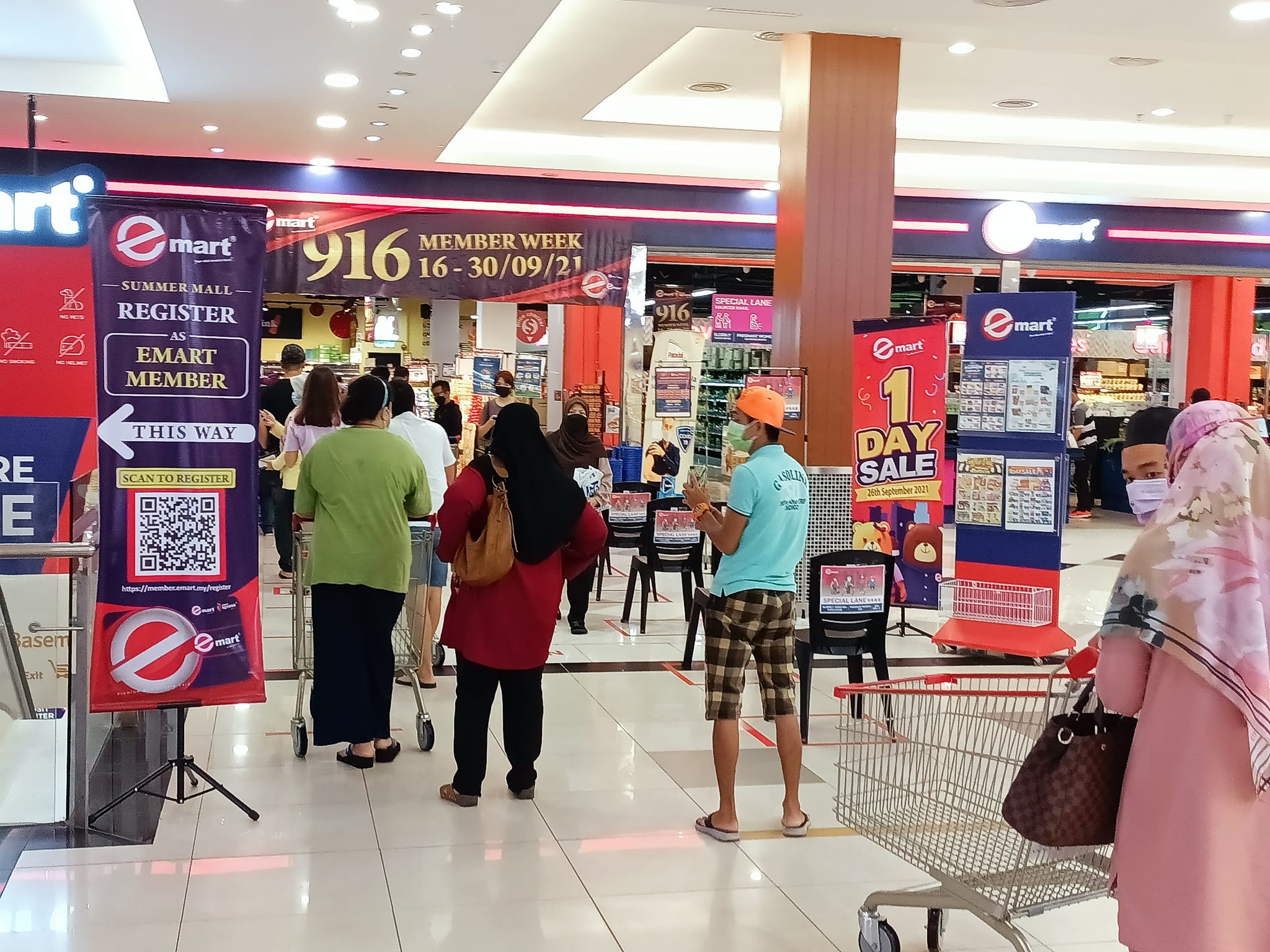 Senang melihat orang ramai... - The Summer Shopping Mall