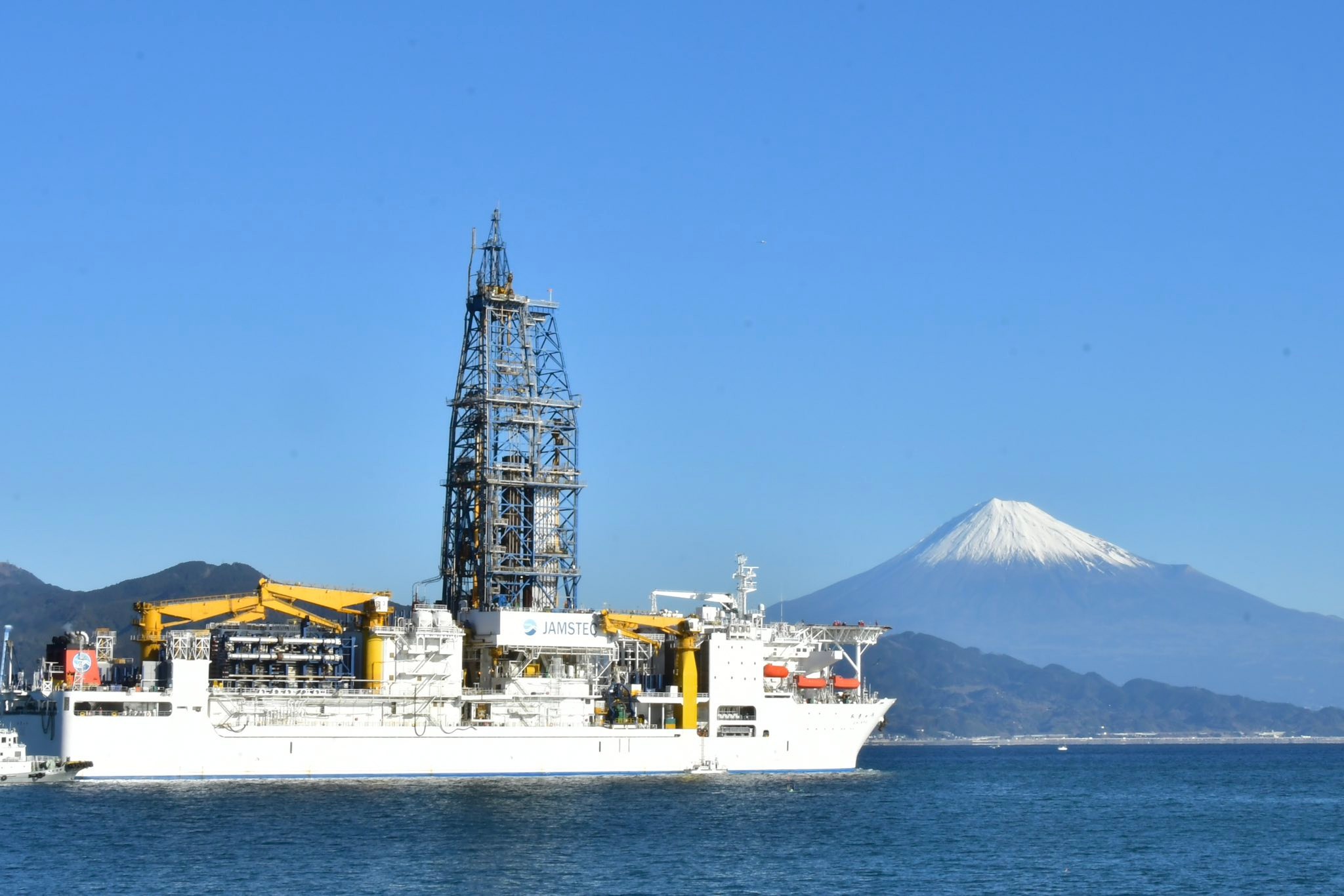 地球深部探査船「ちきゅう」の出港 | Facebook