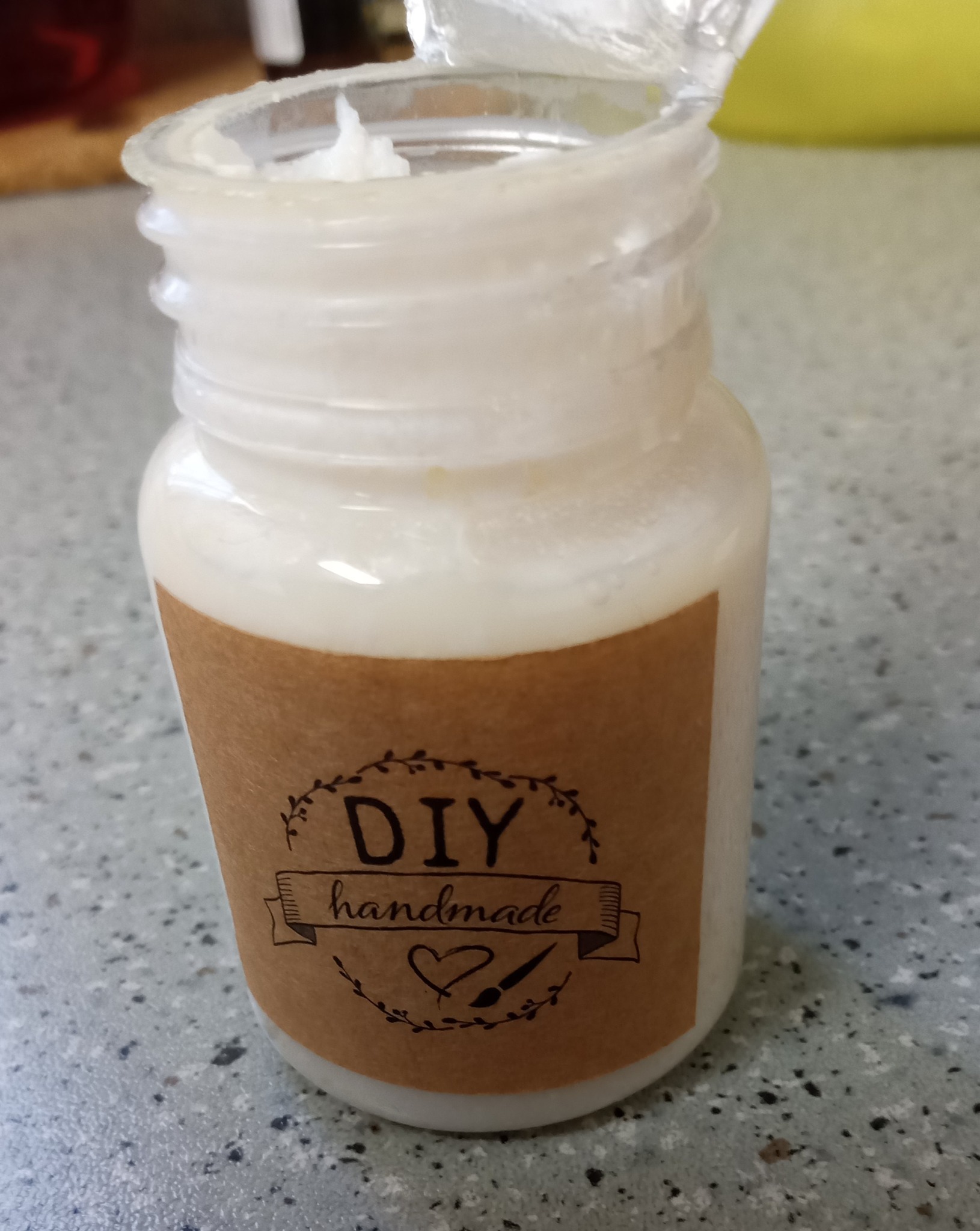 Ich brauche bitte eure Hilfe. Gestern habe ich bei Tedi... das als Klarlack (1€)... gekauft...hing bei den Acrylfarben. Nun sehe ich, dass es eine Paste ist🤔...wie verwendet man diese....es ist keine