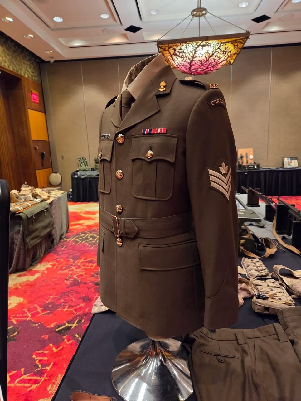 brown army dress uniform New parade of the Canadian Armed Forces, men and women, the officer will also wear a belt called 