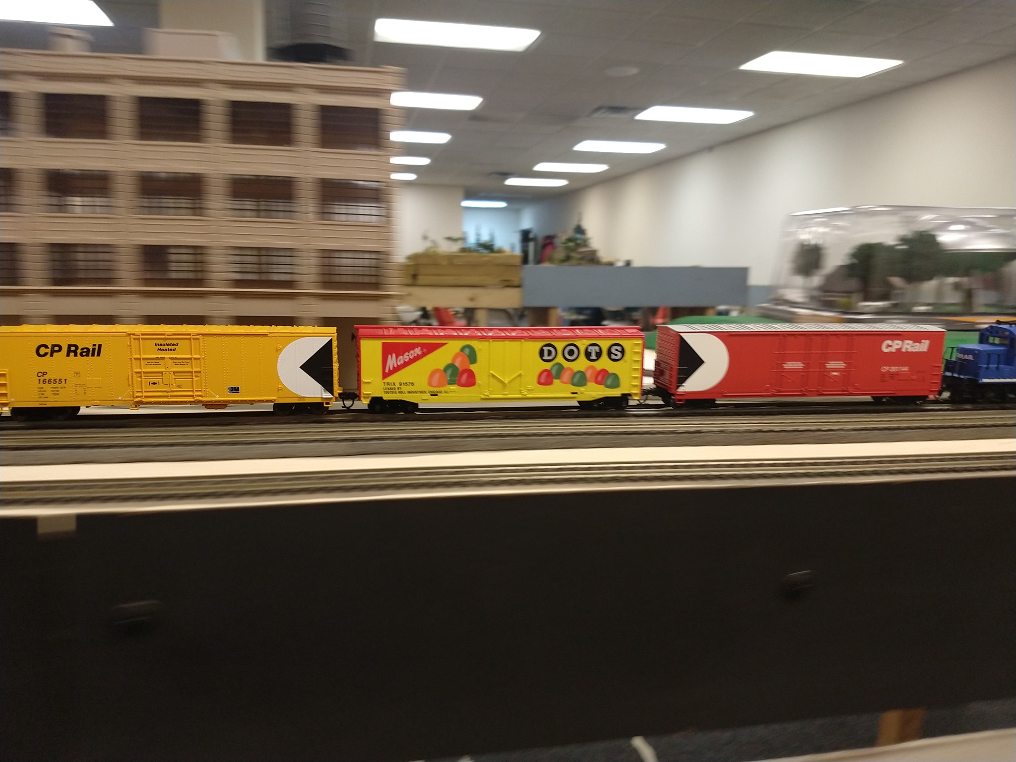 21 pieces of O27 Lionel Straight Track w/brown ties