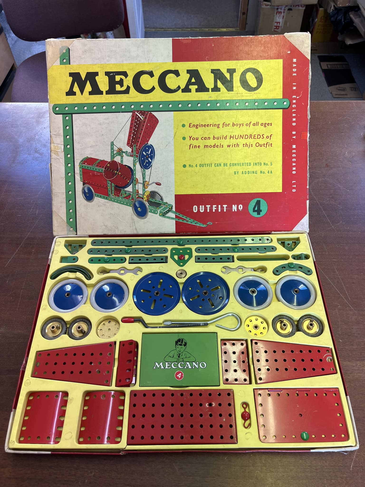1960 Meccano Outfit 4, Light Red and Green