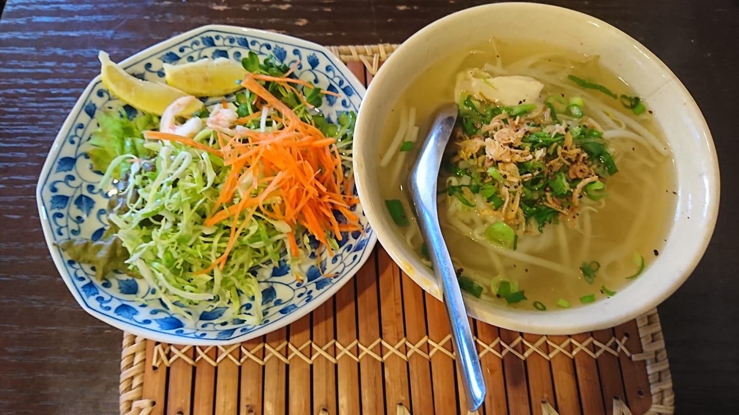 Saigon Cafe - 今週のランチ。Pho ga(ベトナムのお米麺) 暑い夏こそ、熱い麺料理を食べて、夏バテを吹き飛ばしましょう😋 ...